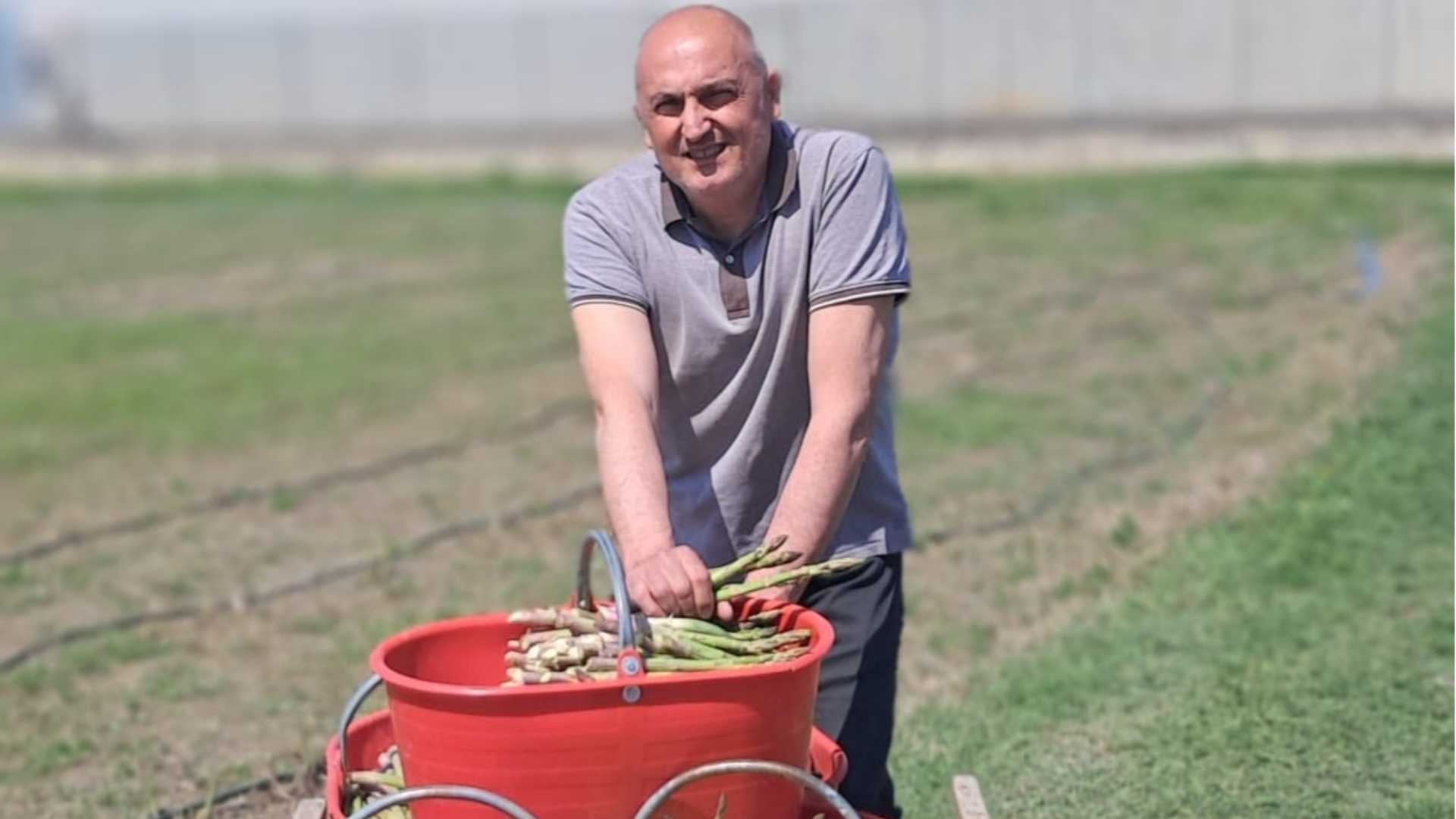 Alessandro Mazzocchi nella sua azienda agricola - Foto PADERNI