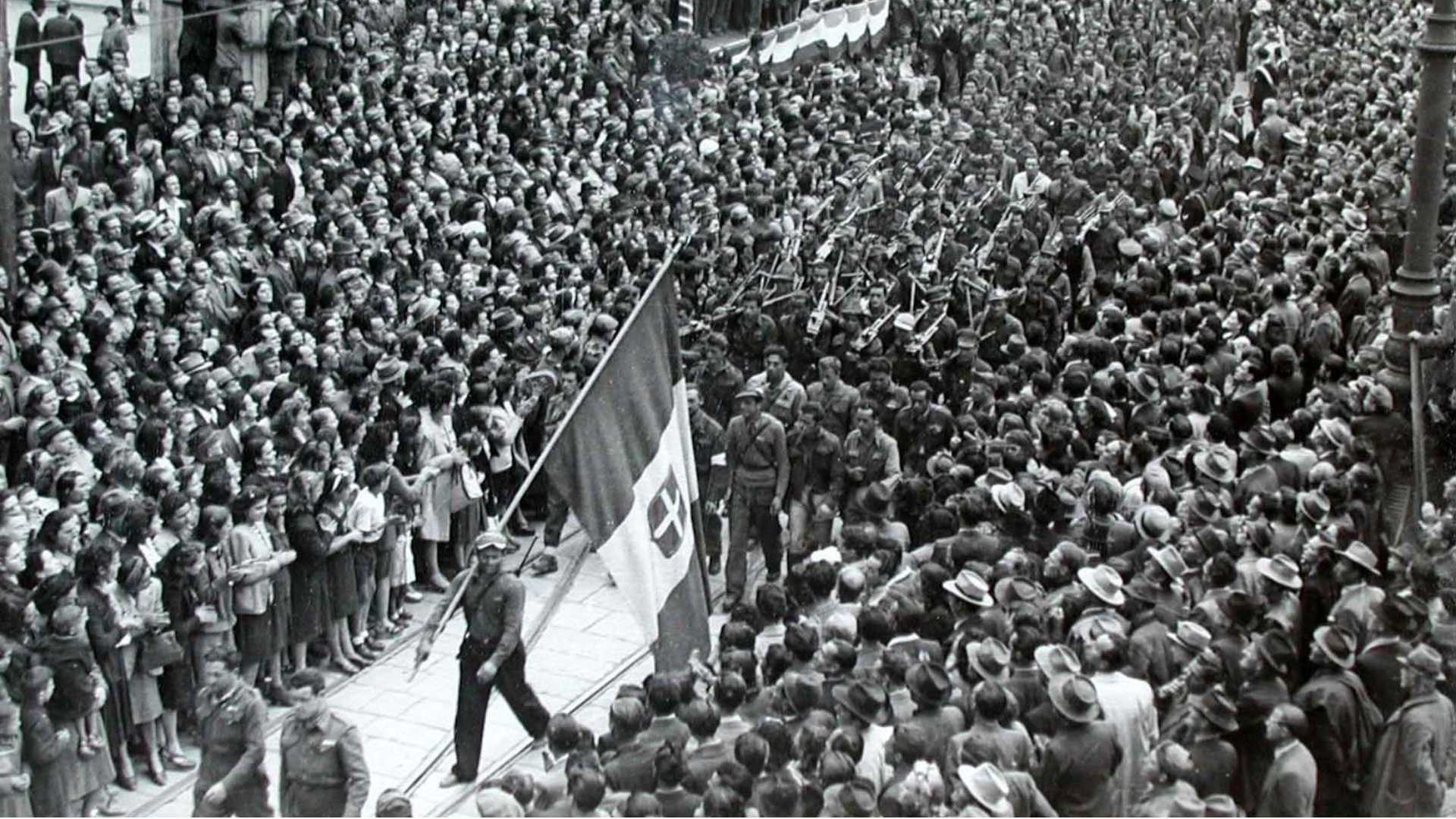 La sfilata della Liberazione in piazza Cavalli il 5 maggio 1945