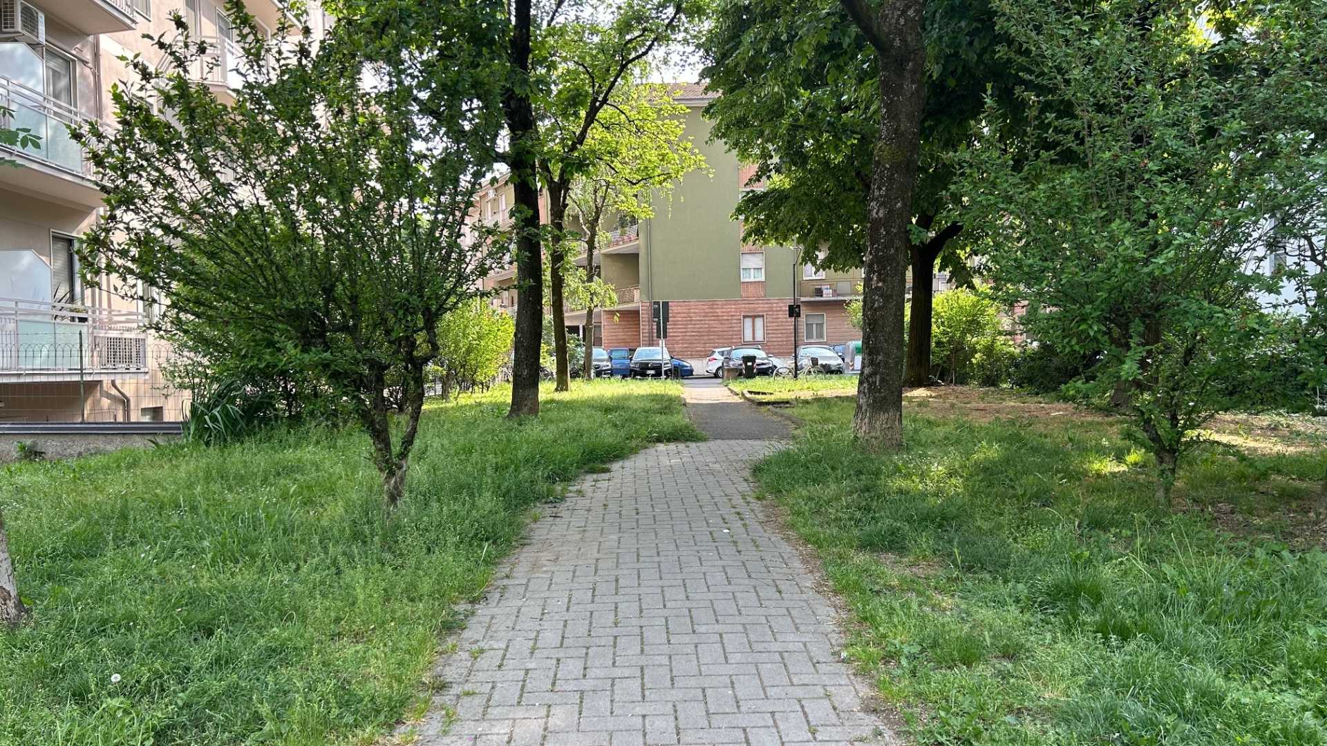Giardini di via Samorè e le panchine tolte nel 2024: «Quando le rimettono?»