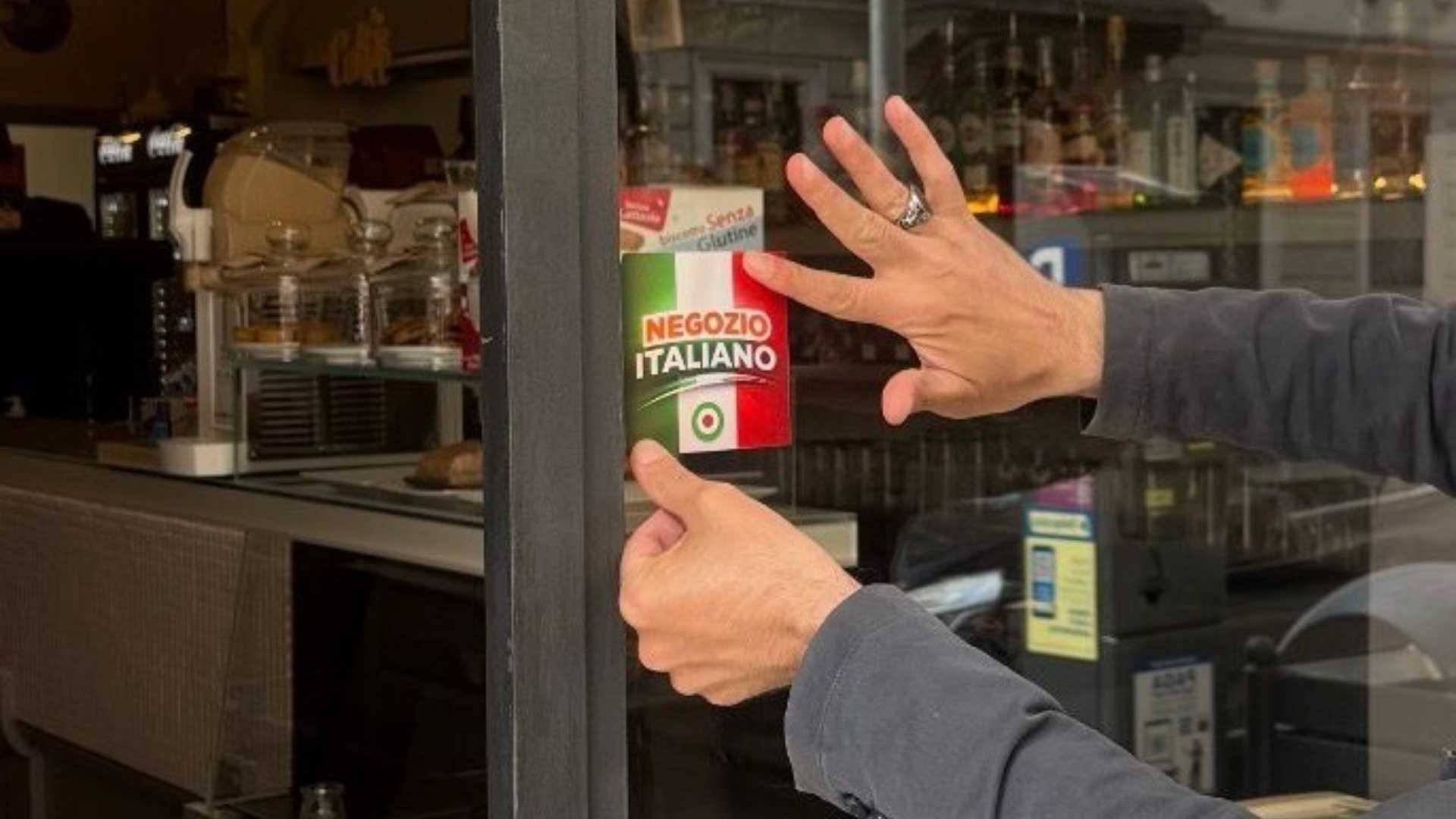 L'adesivo "negozio italiano"