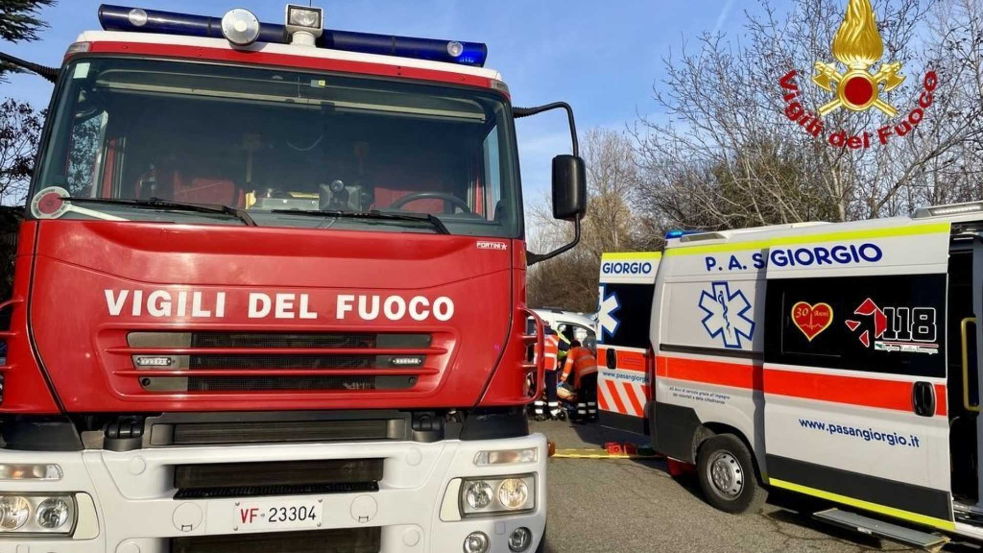 Soccorritori in azione in una immagine d'archivio