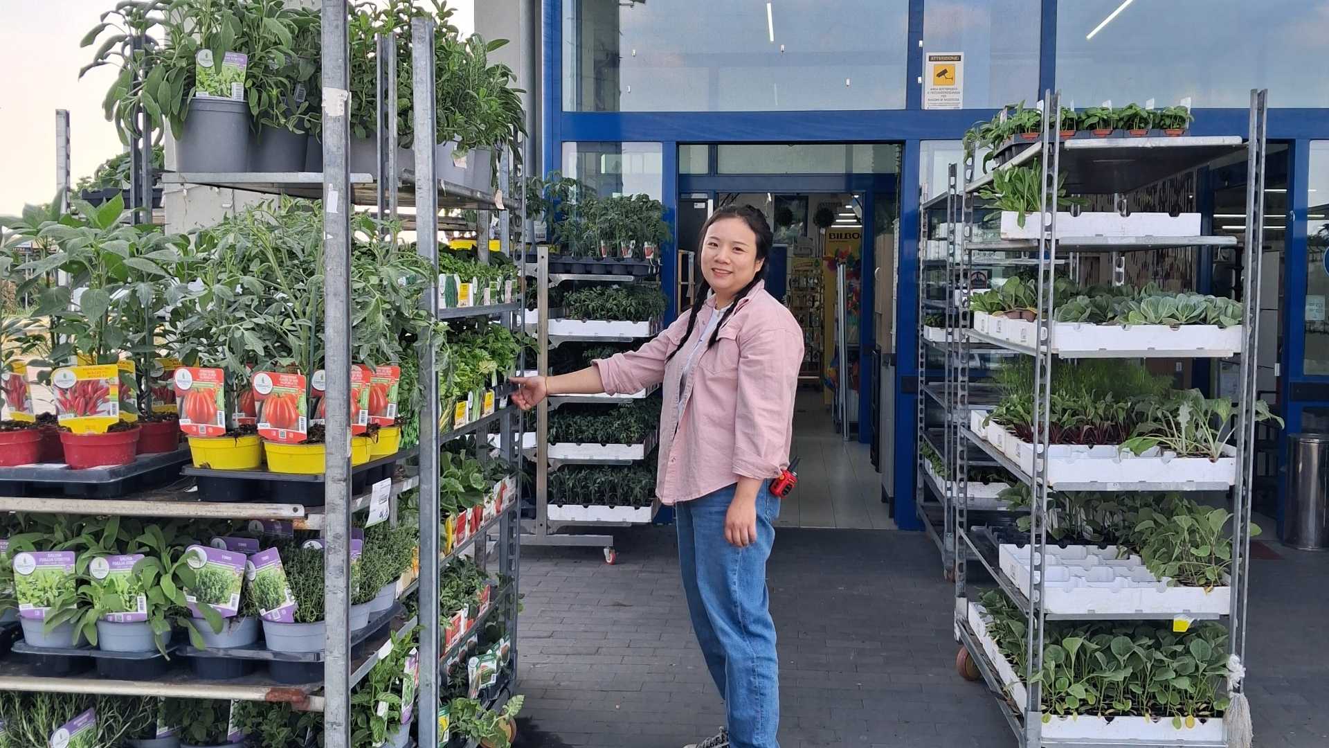 Anna Cai, commessa al S&L market di San Nicolò