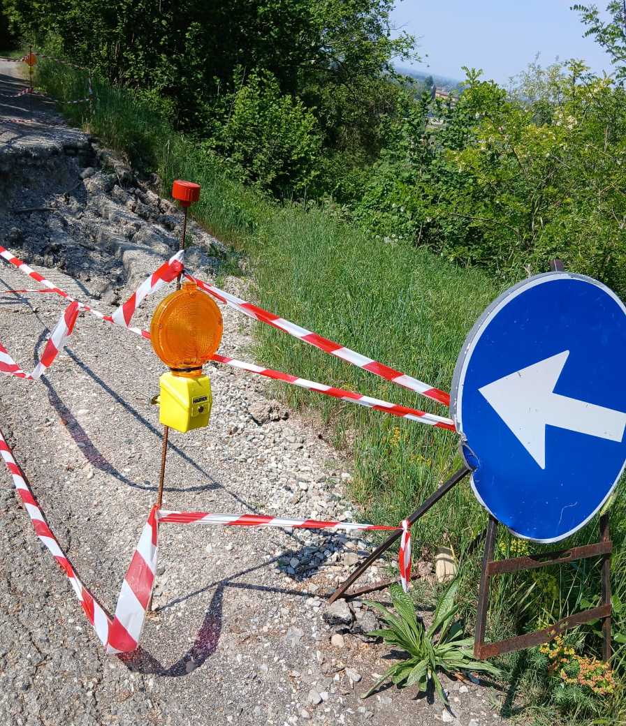 Tre mesi di frana a Case Brobbi, «Condannati a fare 20 chilometri in più»