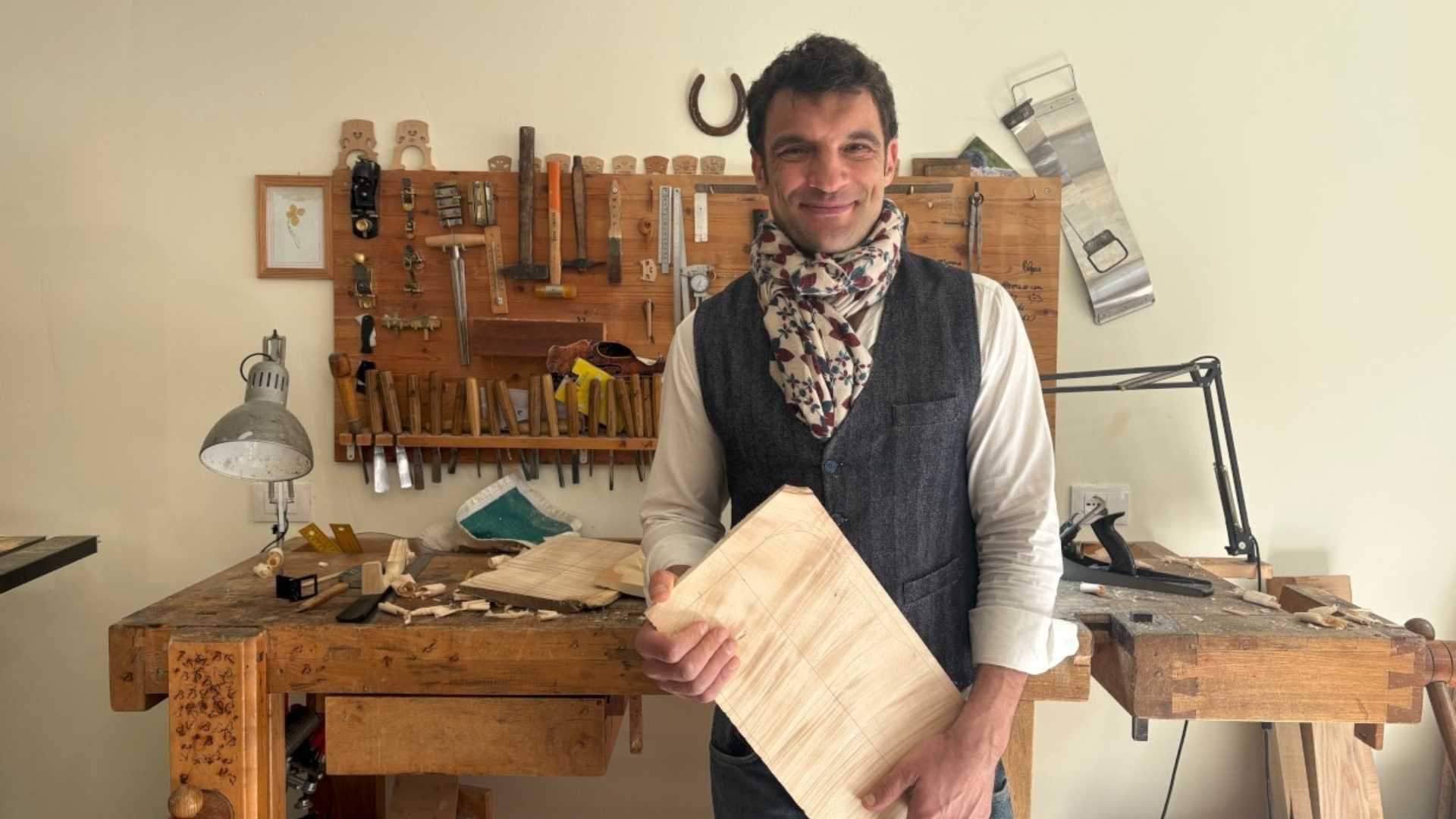 «E' un lavoro da pazzi, bisogna esserne innamorati». Parola di liutaio