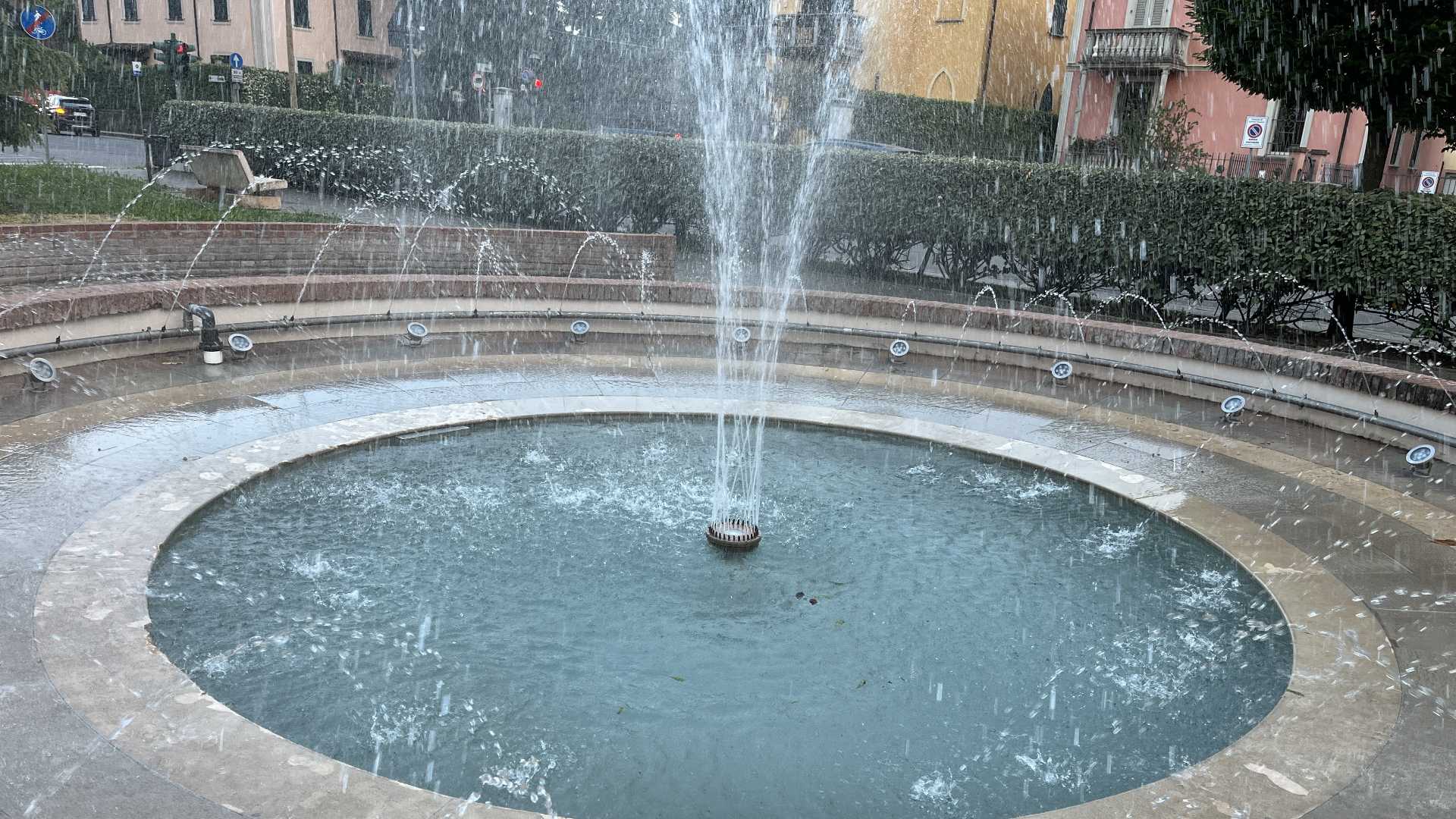 La fontana di viale Vittoria con i bordi danneggiati - foto Paderni