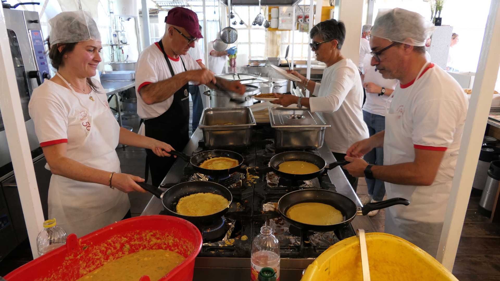 Lo stand della Pro loco con la frittata della galeina grisa - © Libertà/Massimo Bersani