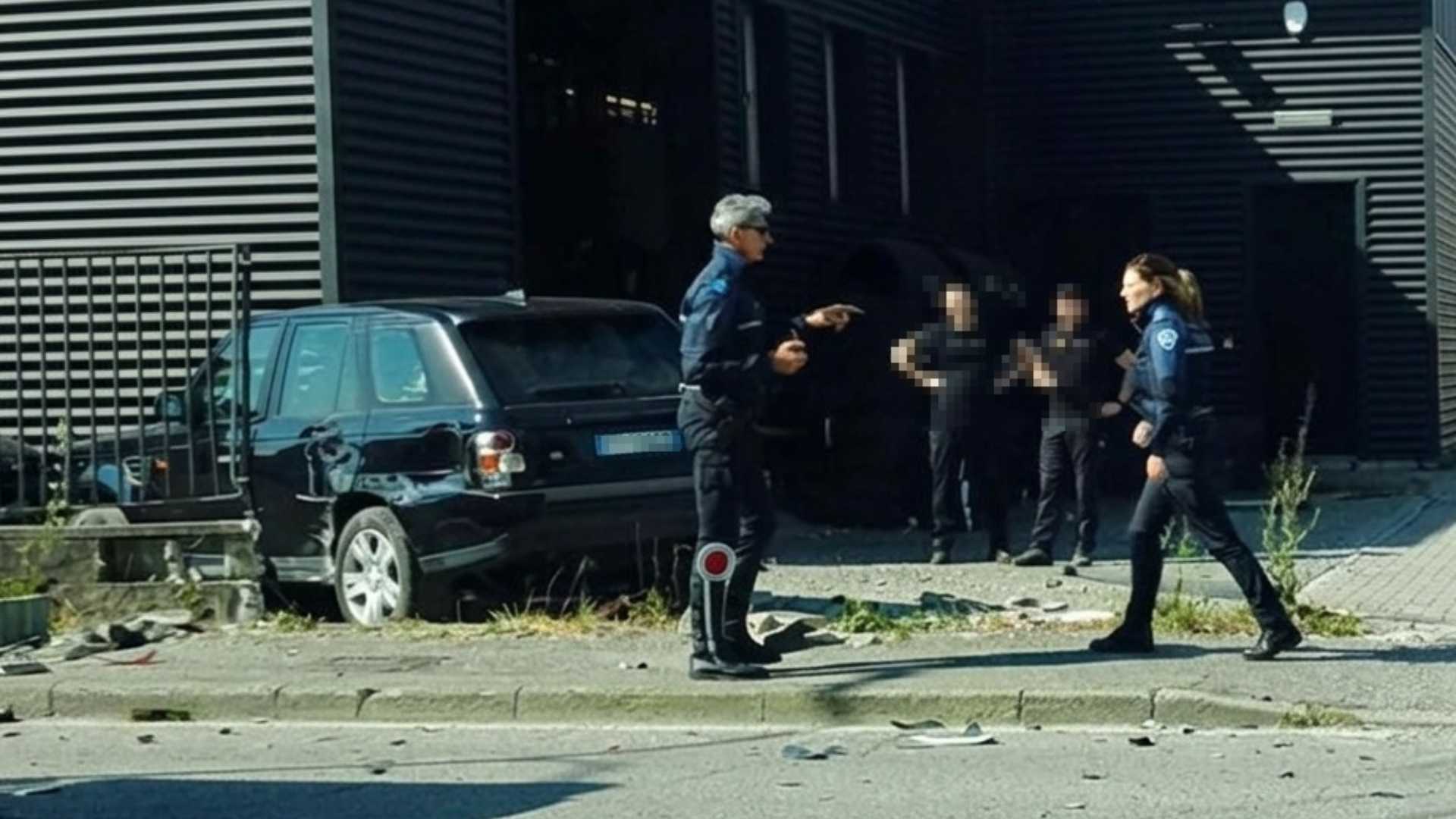 Suv si scontra con un autocarro, abbatte una cancellata e finisce  nel cortile