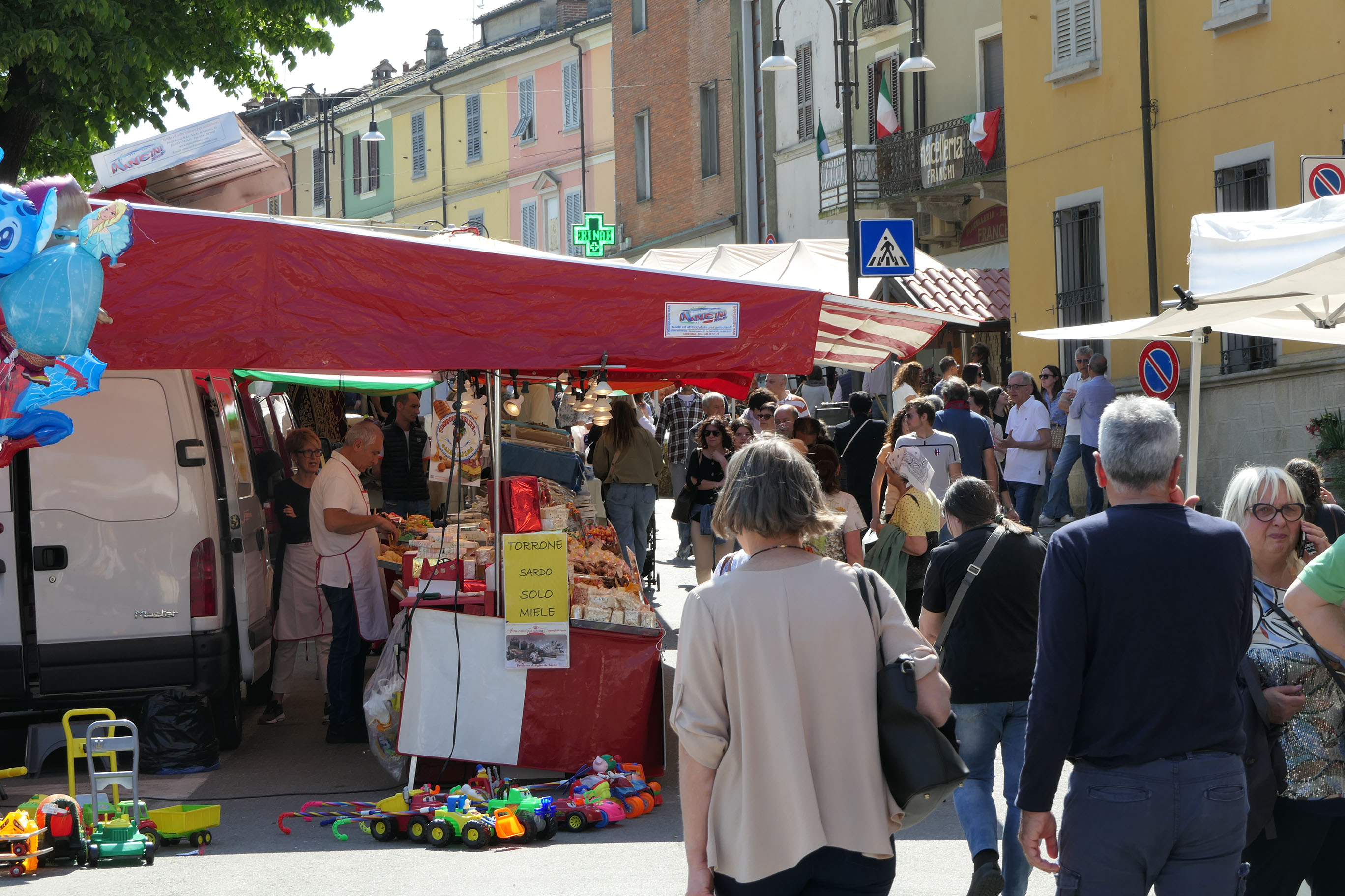 Bancarelle della Fiera di primavera nelle strade di Pianello (foto Bersani)