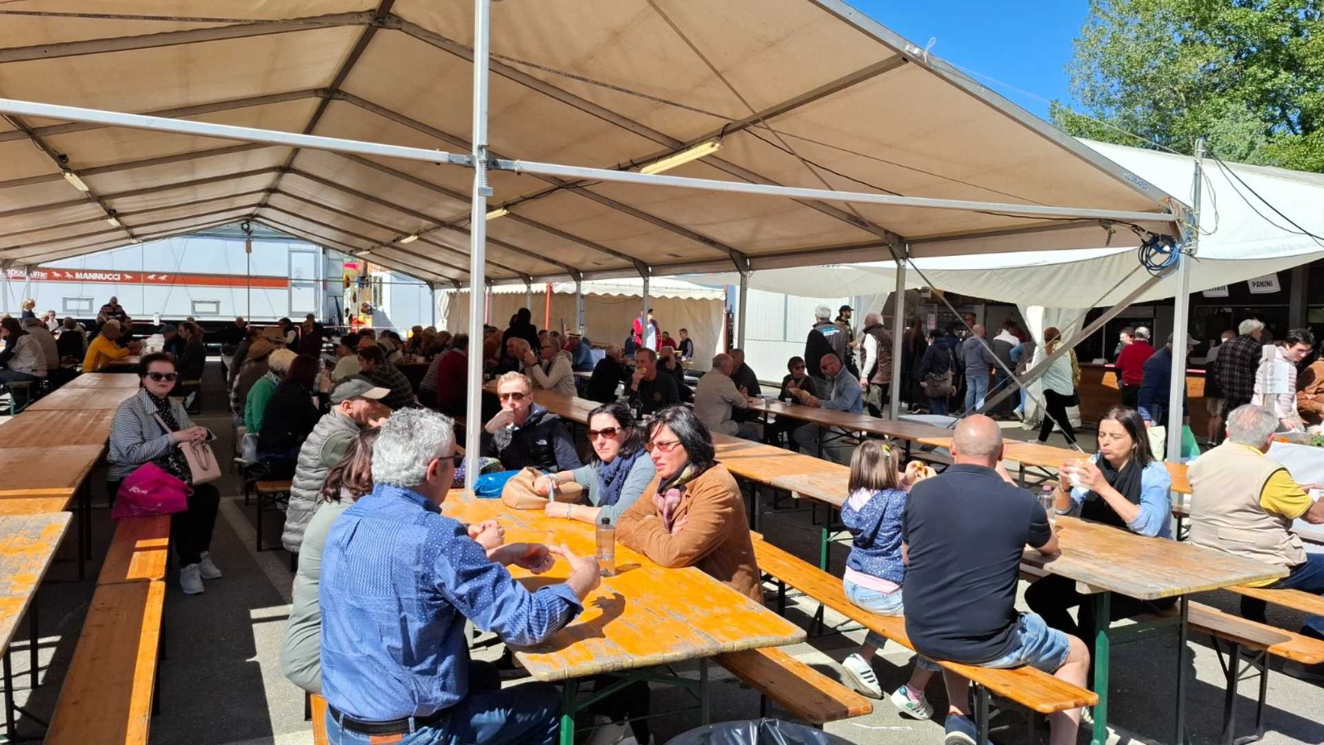 Pianello, tutto esaurito con fiera e sagra "d’la galeina grisa"