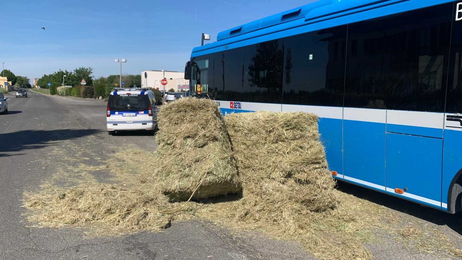 La balla di fieno finita contro l'autobus a Rivergaro