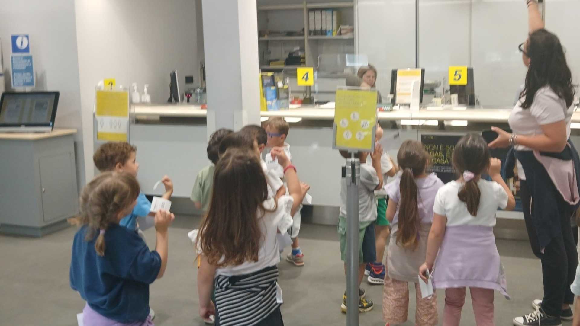 Bimbi alla scoperta della Posta, per spedire letterine ad anziani e Vigili del Fuoco