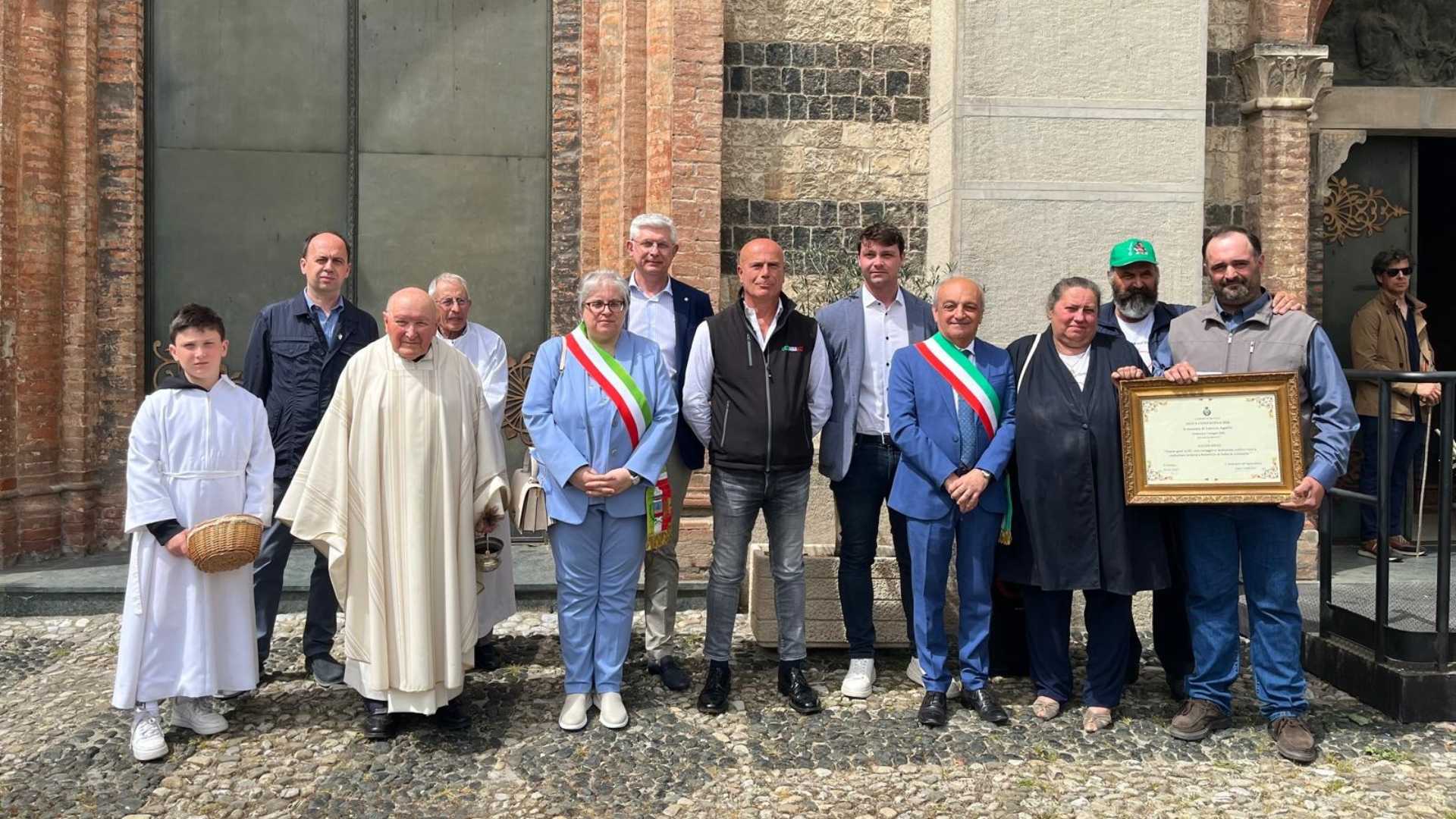 Bettola: Davide Milza con la famiglia Agnelli, le rappresentanze comunali e di categoria ed il parroco