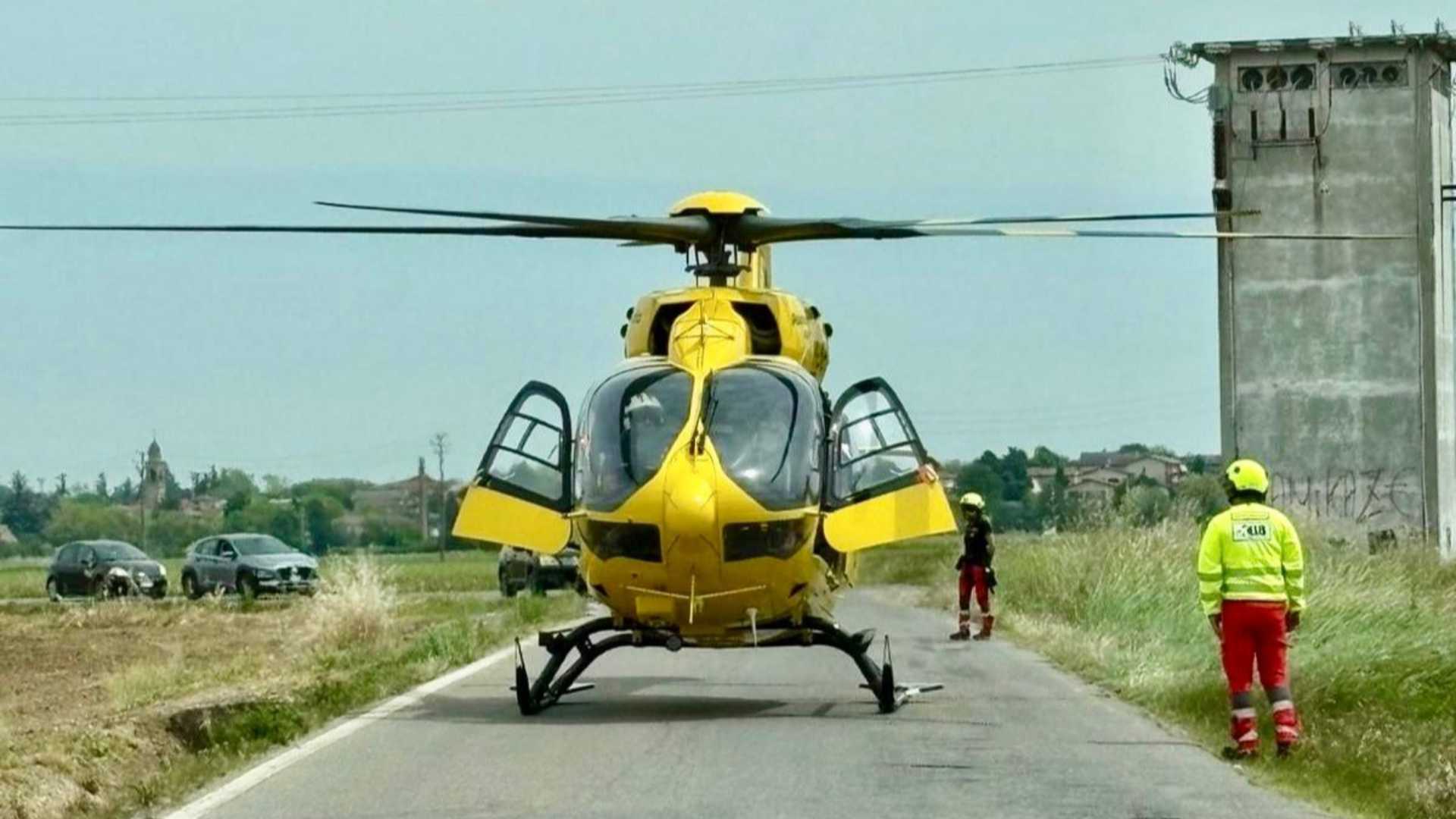 L'arrivo del'elisoccorso sulla strada comunale per Niviano