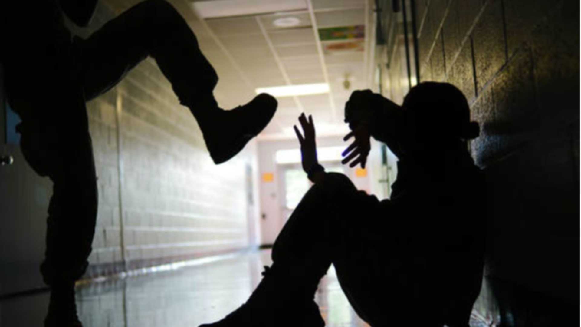 Minacciate, insultate e aggredite a scuola. Chiuse le indagini, due baby-bulle indagate