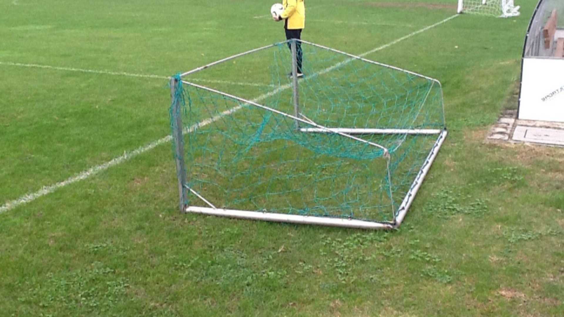 Cade la porta di calcio nel campetto della parrocchia e lo colpisce, grave un bambino