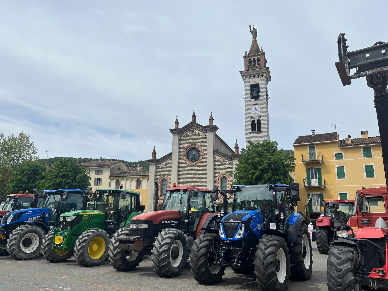 Alcuni mezzi agricoli in piazza Colombo per la Festa Contadina 2026