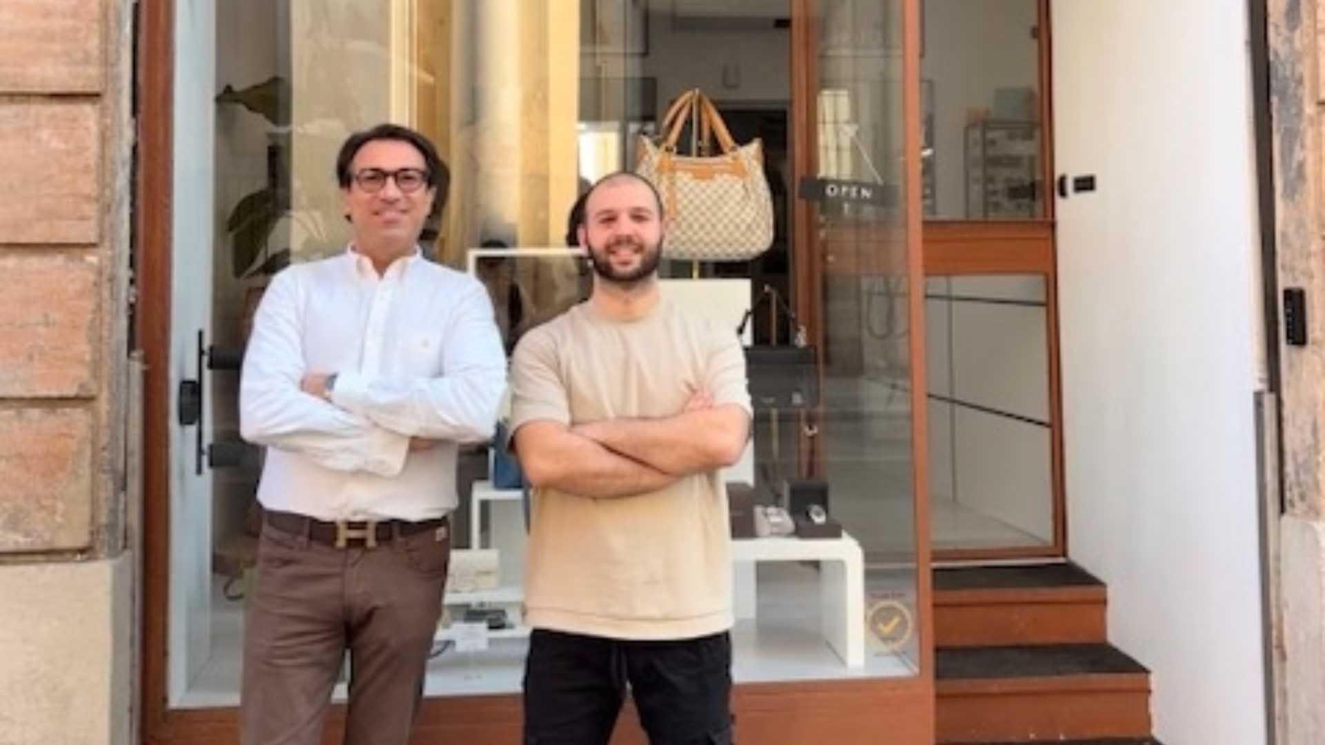Alessandro e Davide davanti alla vetrina in puro spirito “second hand” in centro a Parma