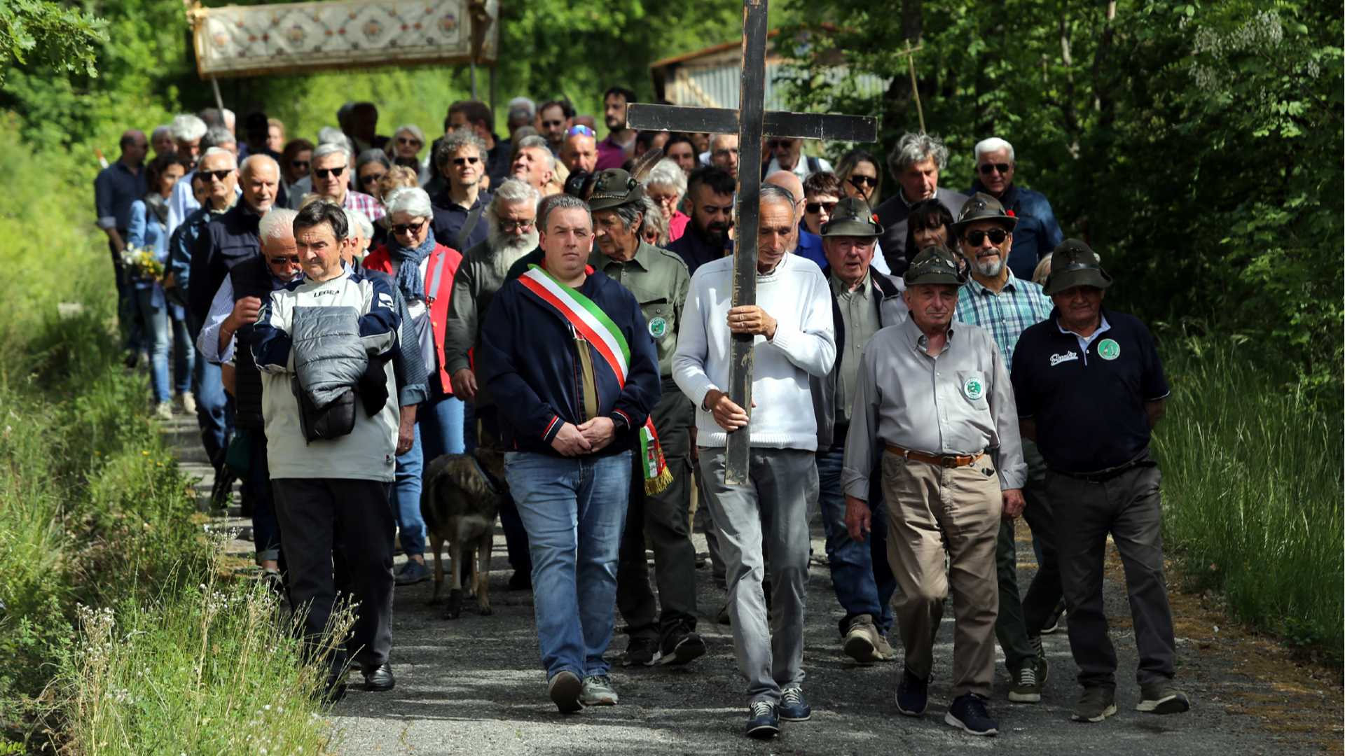 Uno scorcio della processione che ha toccato alcuni punti della costa di Scabiazza - foto Bellardo