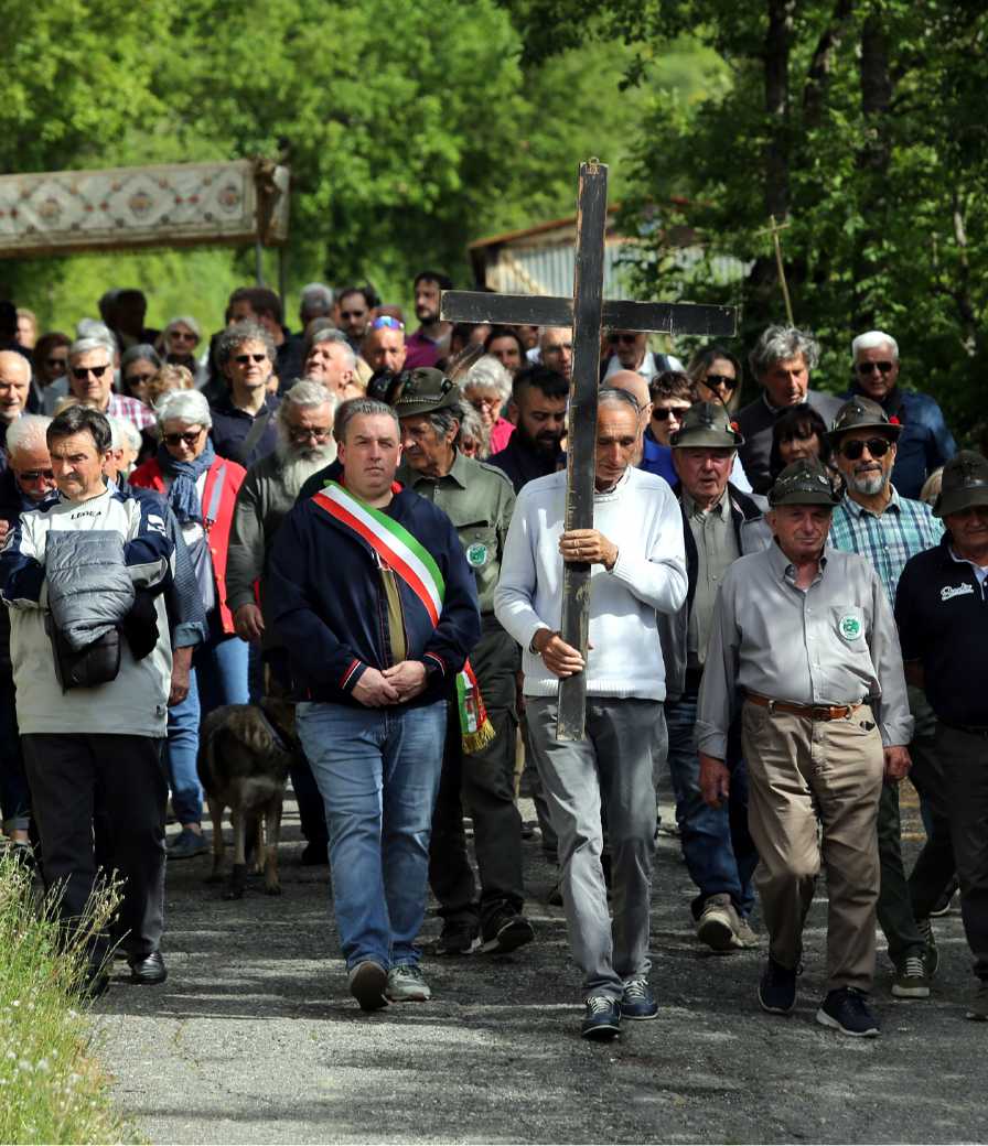 L’antica processione per benedire i campi:
«Un quadro vivente»
