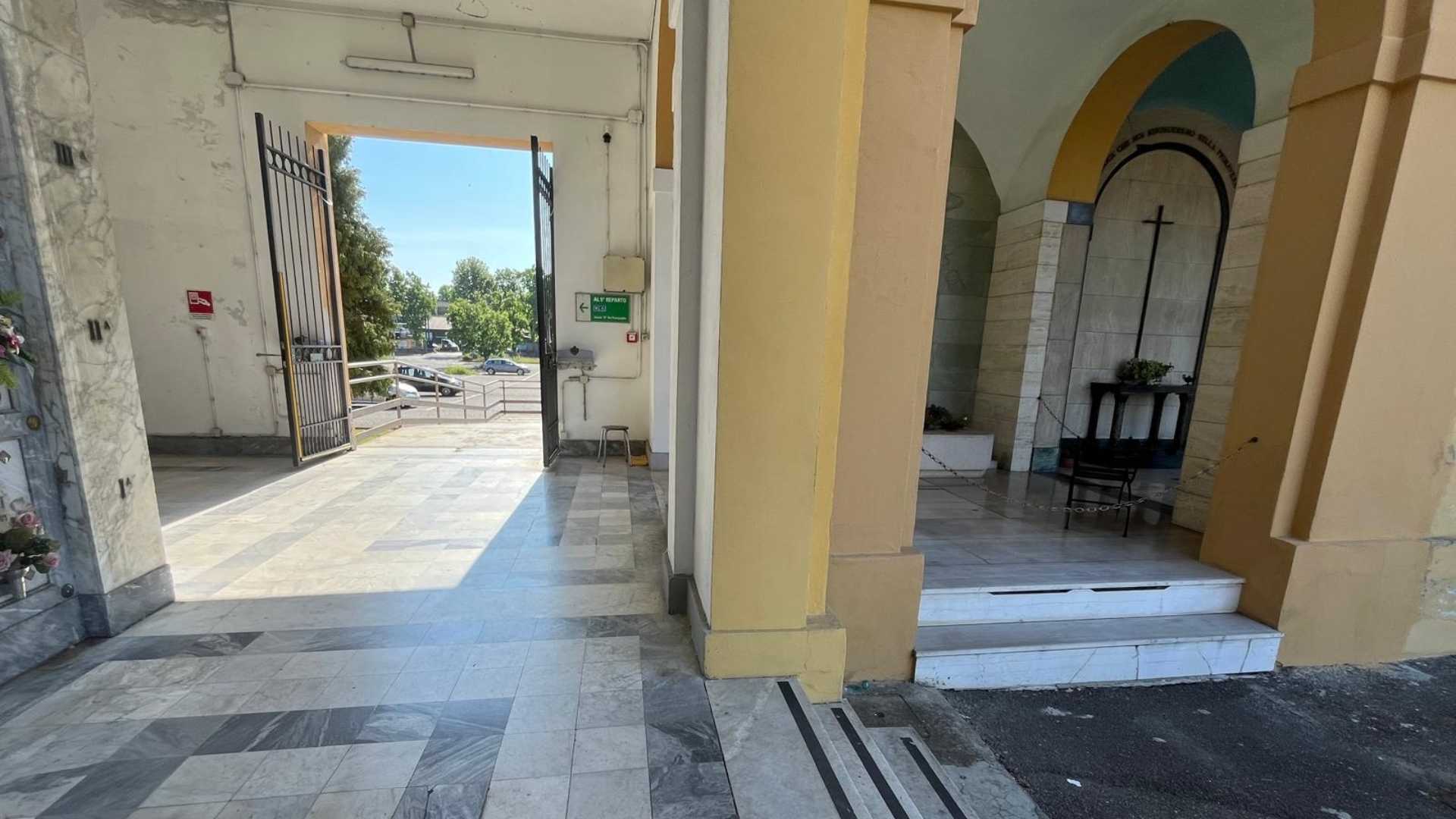 Cimitero, il cancello che agevola i disabili è chiuso