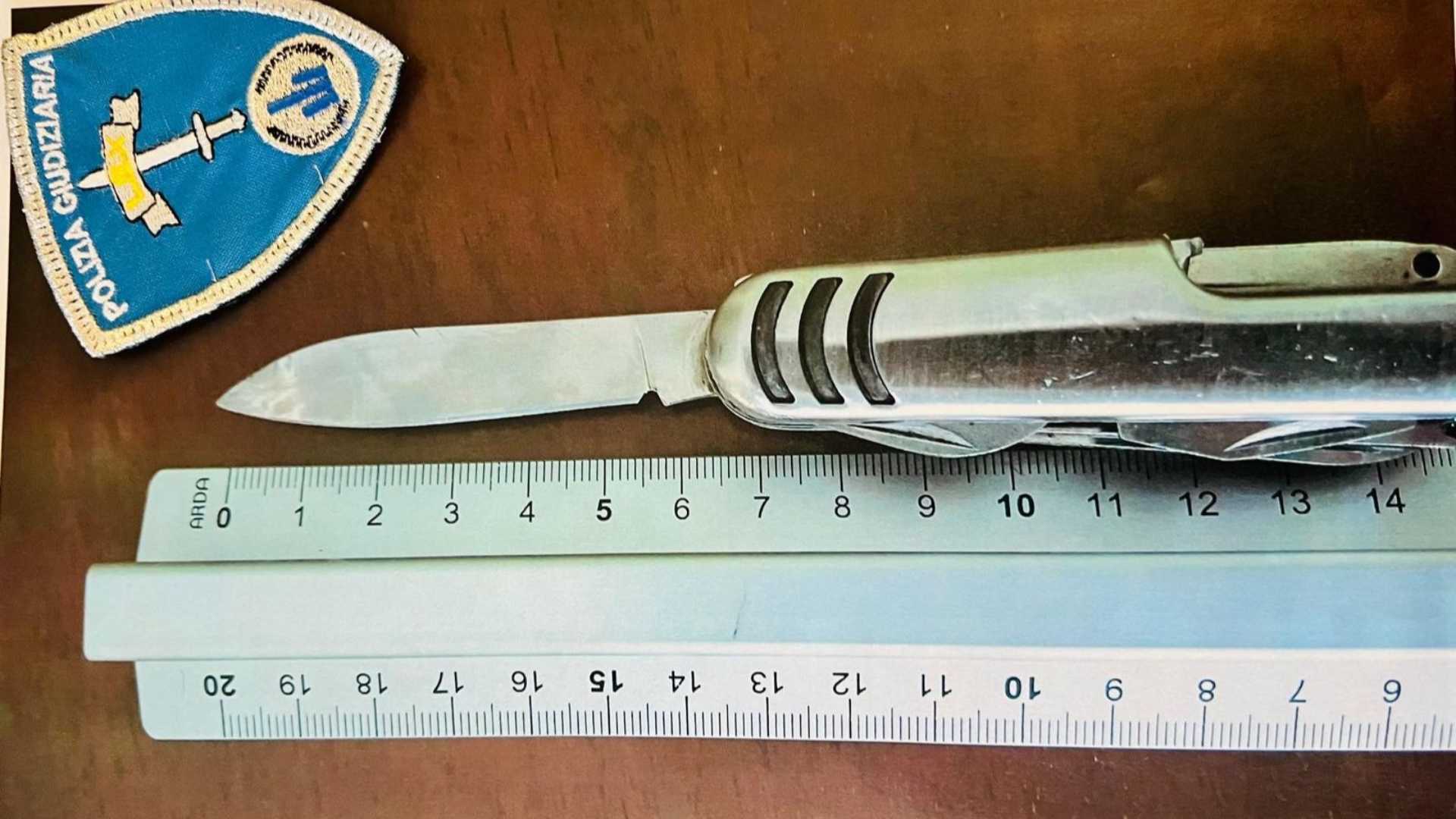 Paura al mercato: donna agita un coltello tra la folla e si ferisce