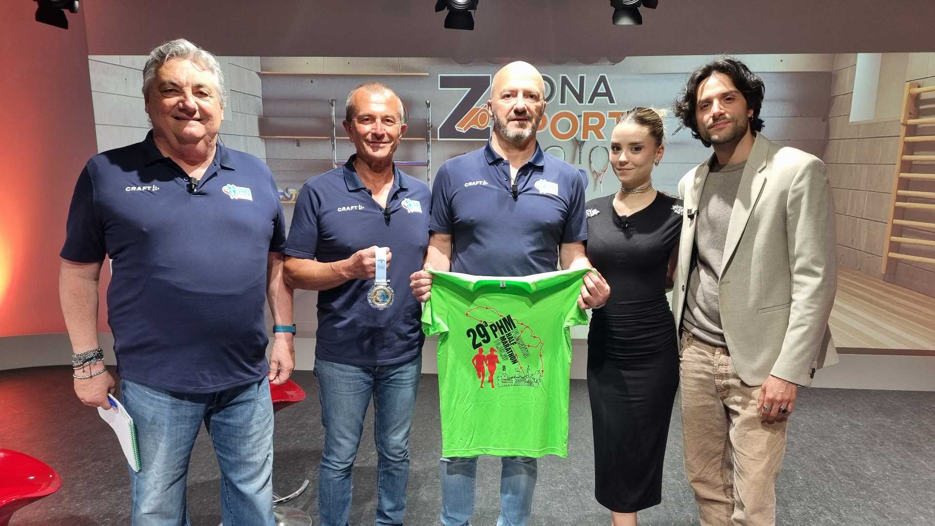 Da sinistra: Frazzei, Confalonieri e Perotti con i conduttori di Zona Sport, Selina Pozzi e Marcello Tassi