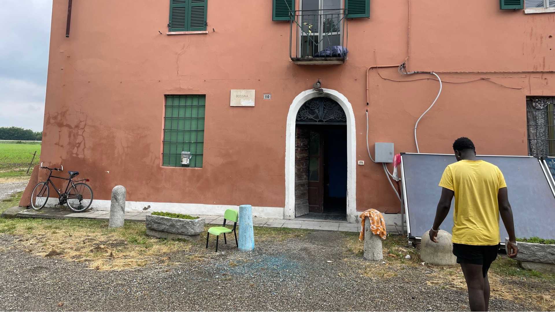 Cascina Bossina, ai venti lavoratori immigrati tagliati luce e gas
