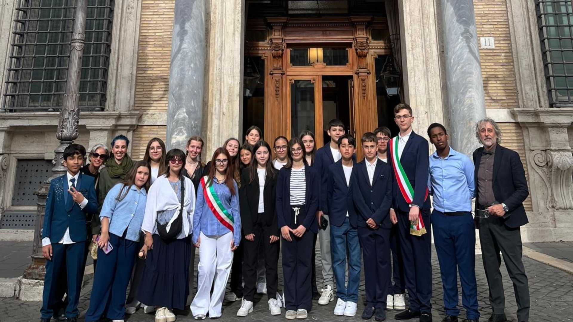 Roma: il gruppo delle giunte comunali di Podenzano e San Giorgio davanti al Senato: i due sindaci con le fasce tricolori