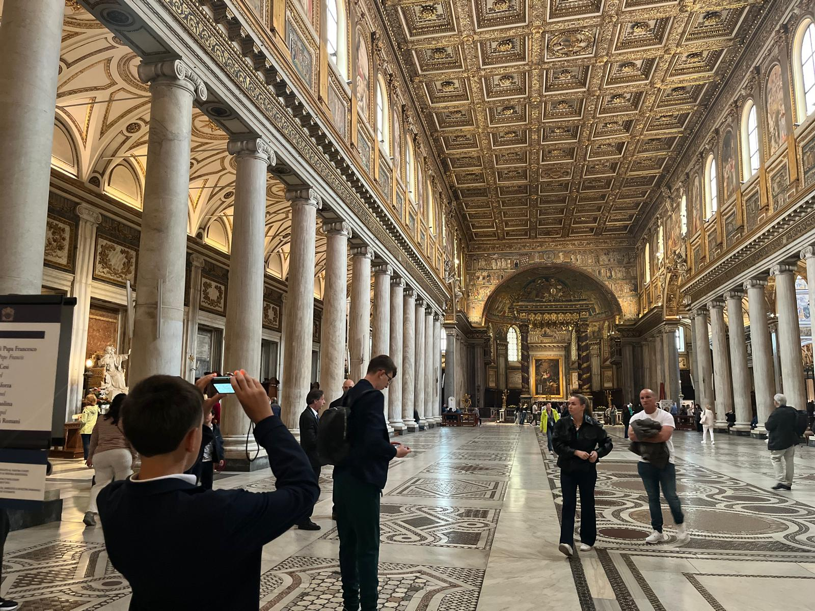 I ragazzi fotografano l'interno della basilica papale di San Giovanni in Laterano