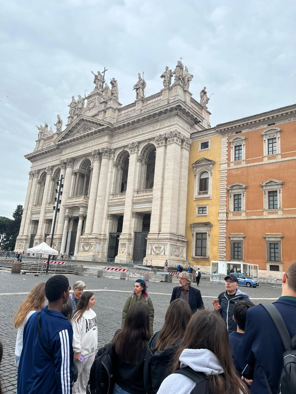 Roma: Mario Sala mentre spiega al gruppo la storia di San Giovanni in Laterano