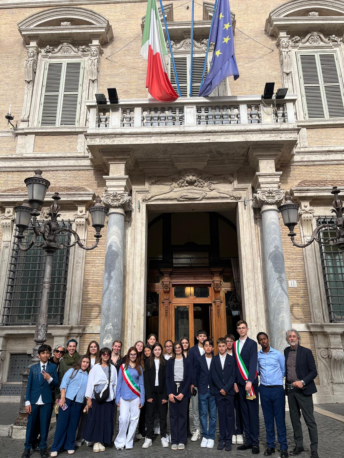 Roma: il gruppo delle giunte comunali di Podenzano e San Giorgio davanti al Senato: i due sindaci con le fasce tricolori