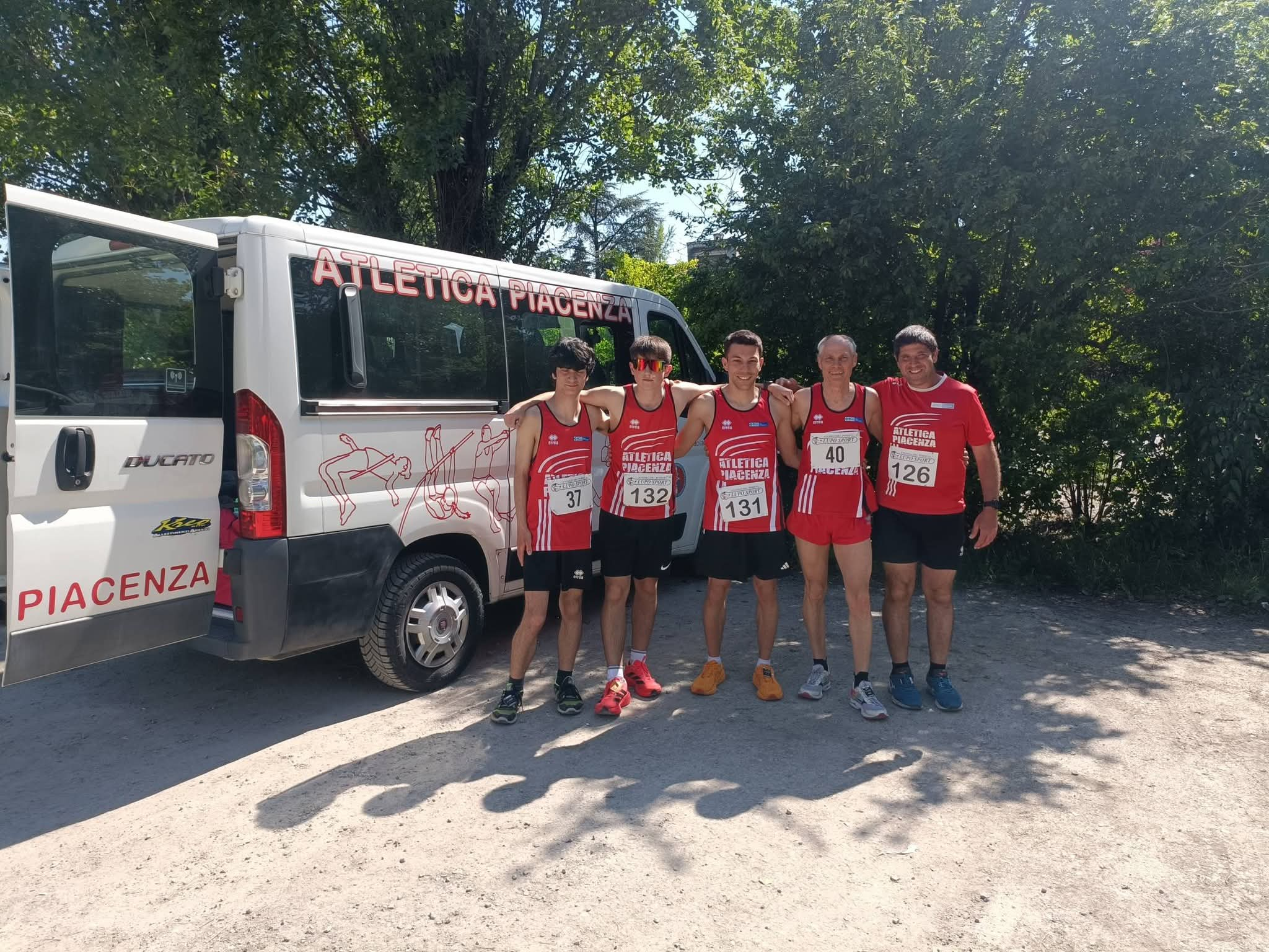 Giovanni Palpi e di Ghilardotti, al centro della foto con il resto dei podisti impegnati nel 5000 del Lupo a Modena.