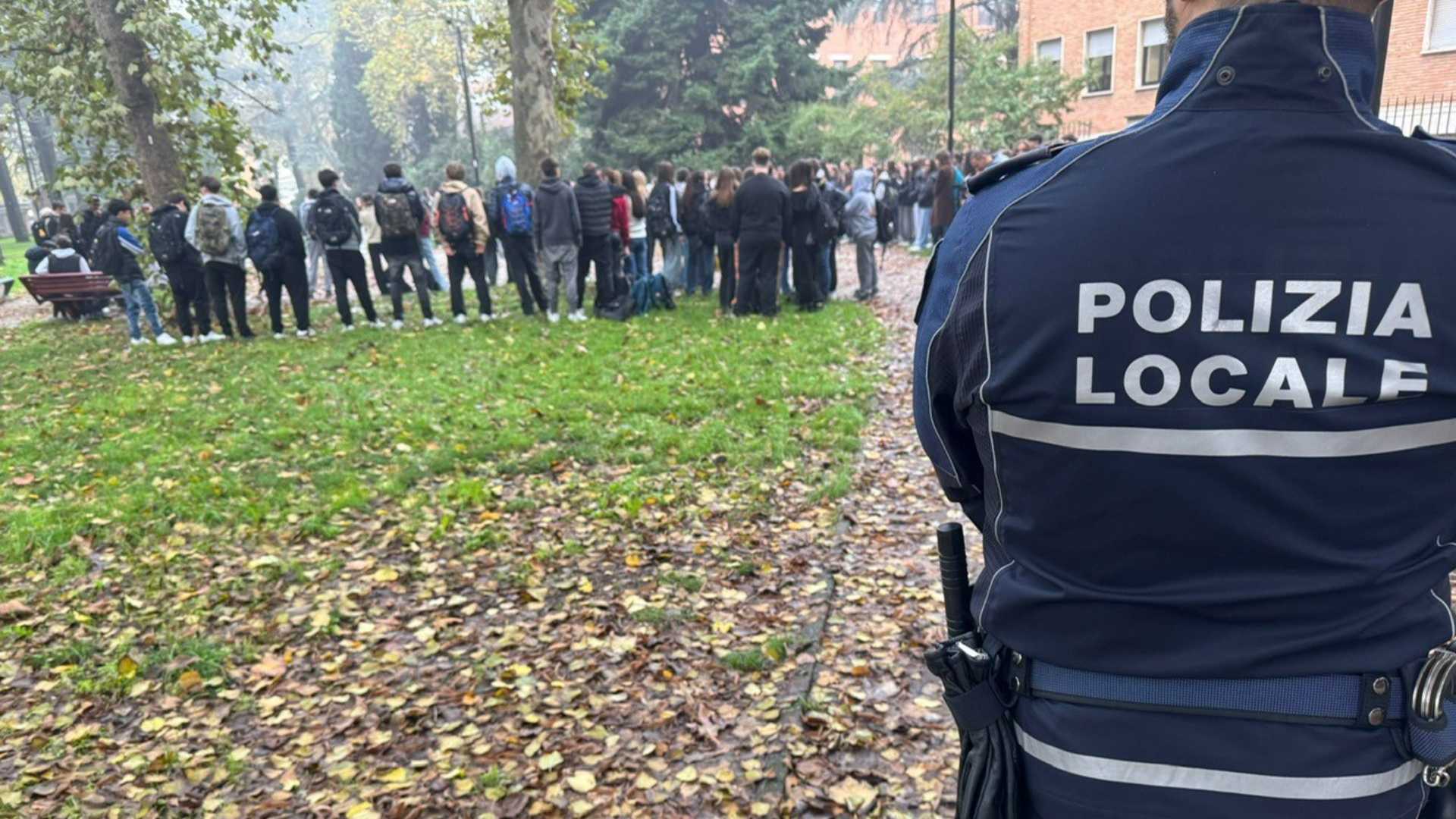 Un agente della polizia locale davanti a un istituto scolastico (foto di repertorio)