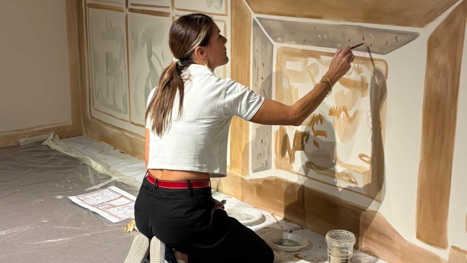 L'artista piacentina Natalia Resmini all’opera