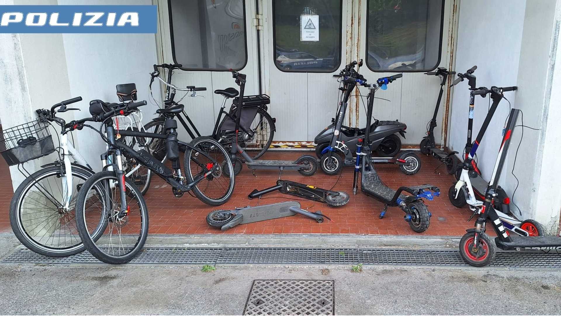Intervento per una lite, trovate in un box bici e monopattini elettrici