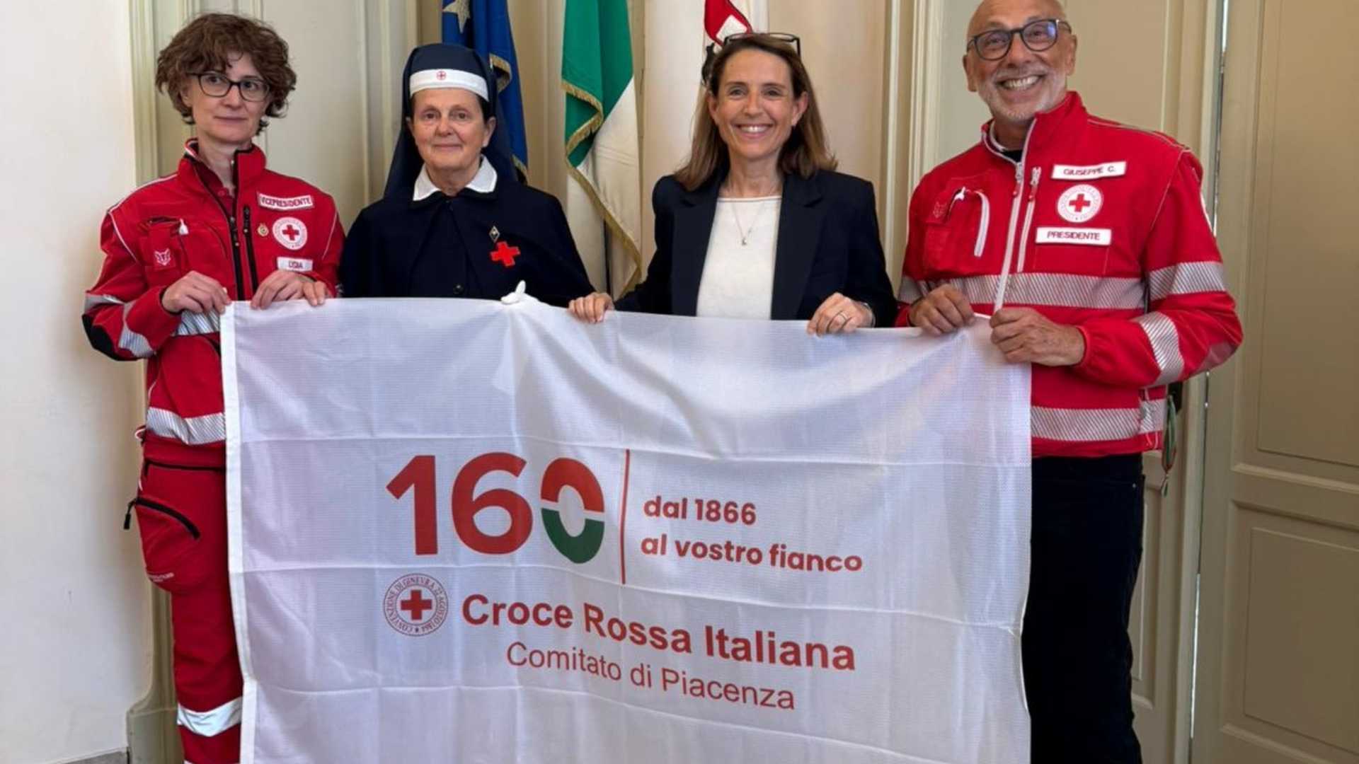 L'omaggio di Piacenza nella Giornata mondiale della Croce Rossa