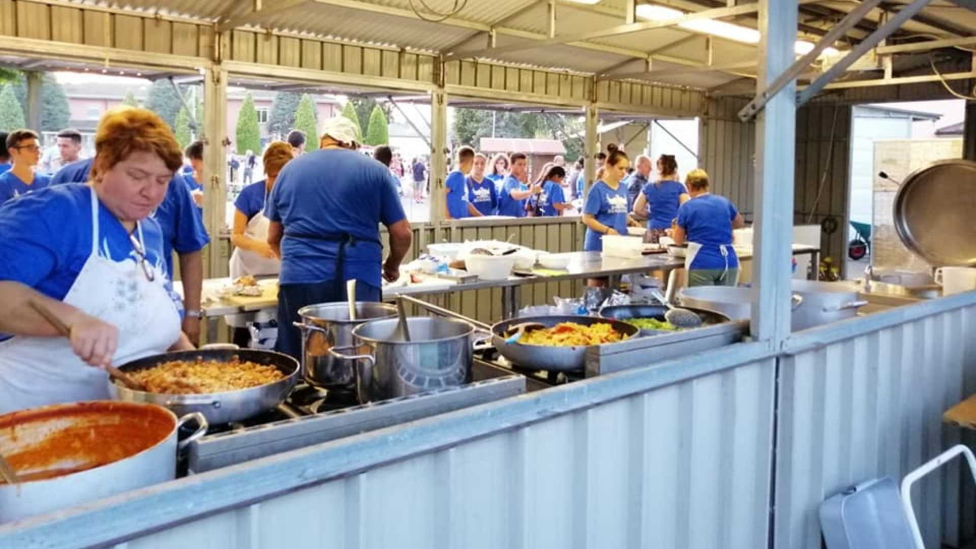 Col caldo torna la “guerra” delle tavolate. Confesercenti: sagre, concorrenti sleali