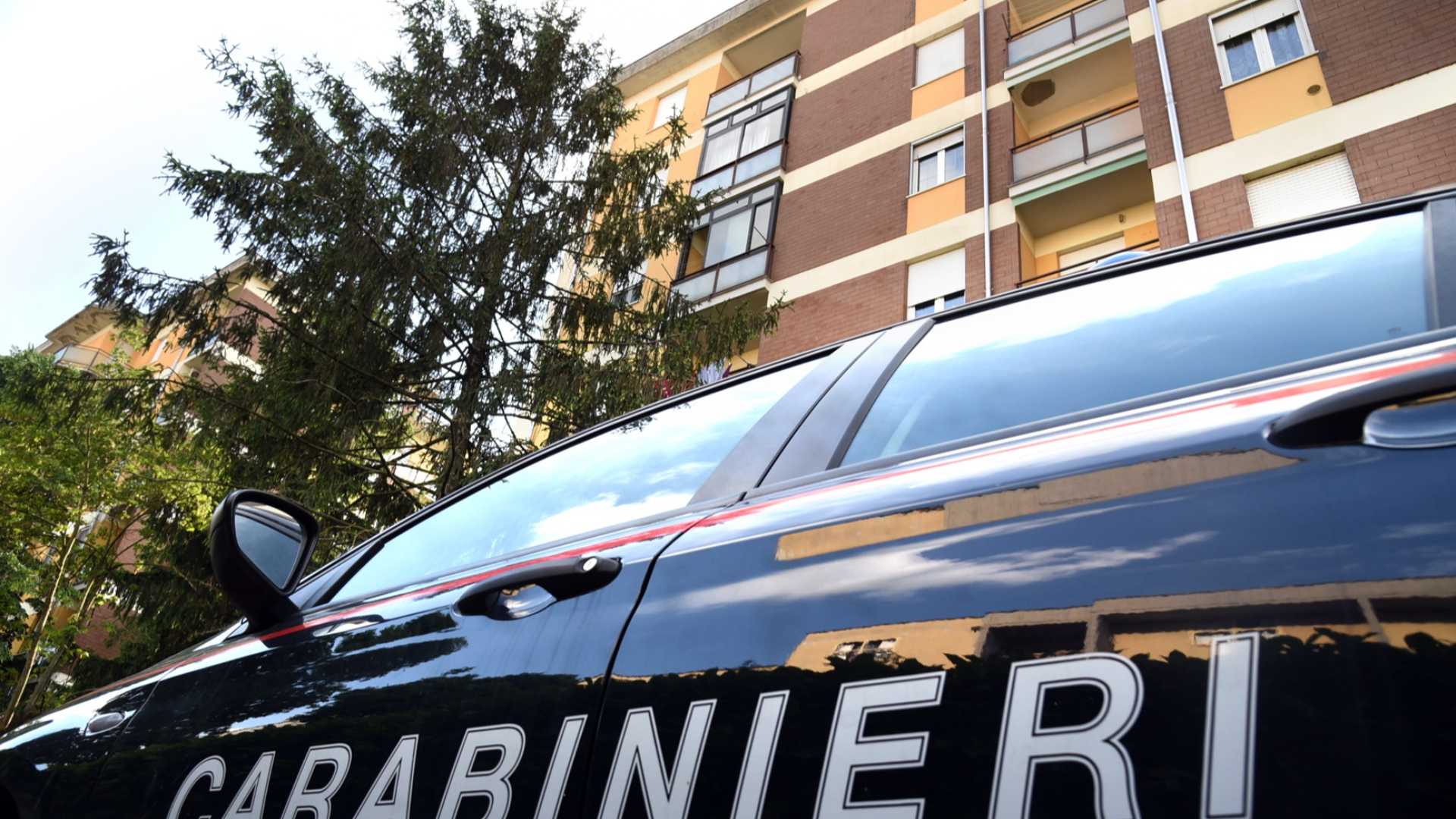 L'auto dei carabinieri davanti alla palazzina di via Pastore dove è avvenuto il femminicidio - © Libertà/Mauro Del Papa