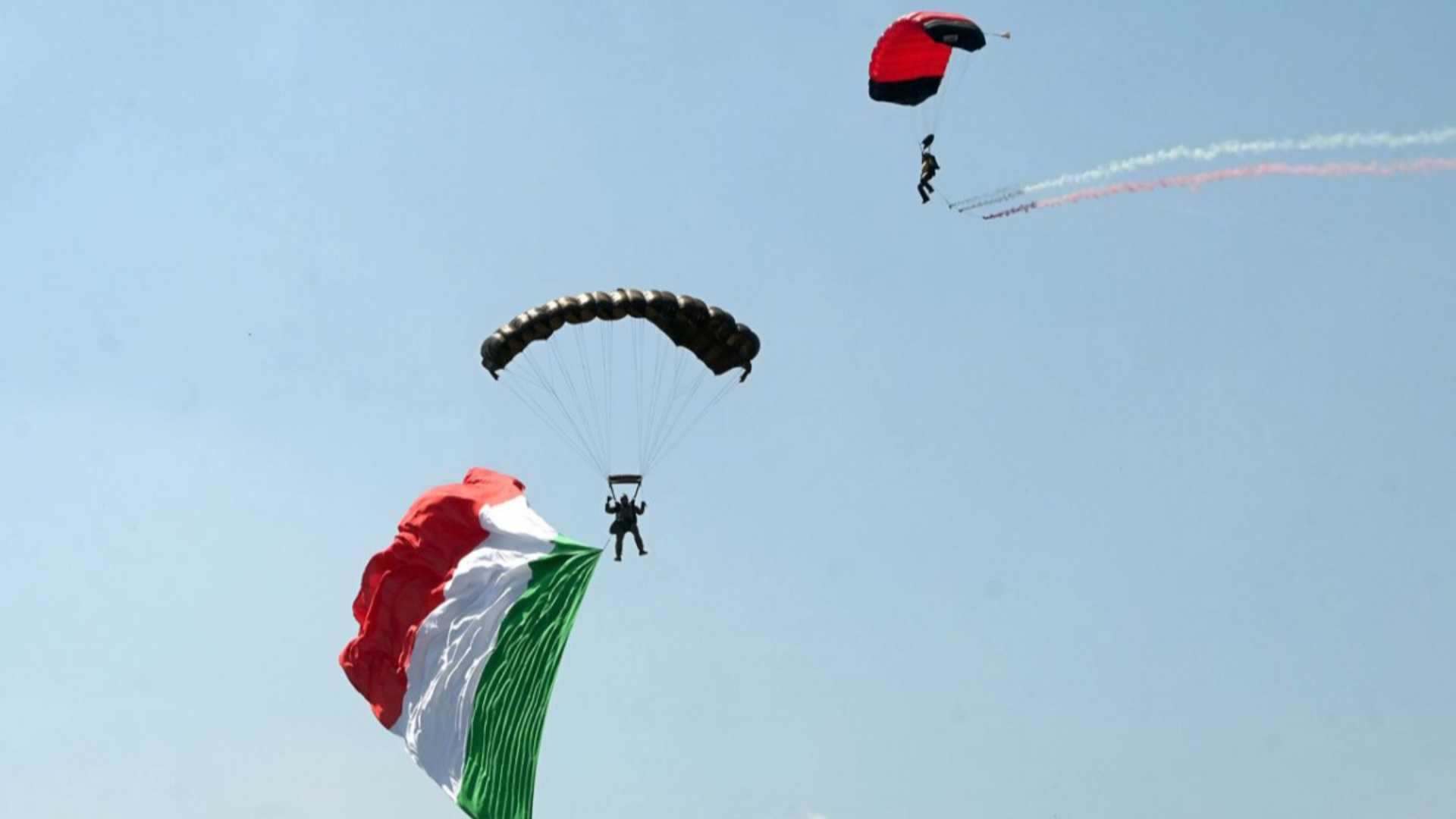 L'Abbraccio sul Po che scende dal cielo con i paracadutisti: «Un gesto di pace»