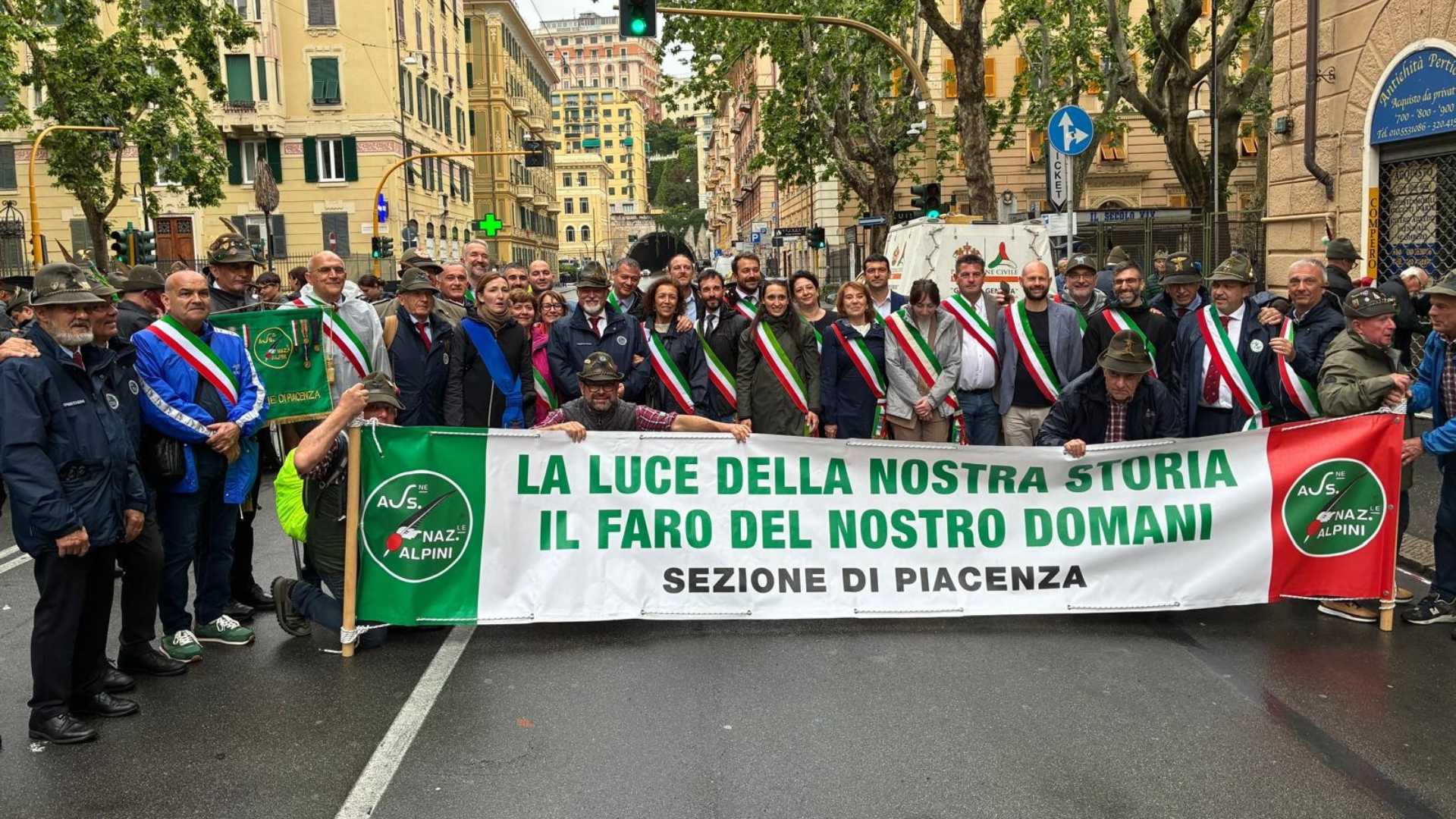 Lo striscione degli alpini piacentini all'Adunata di Genova - © Libertà/Marco Castelli