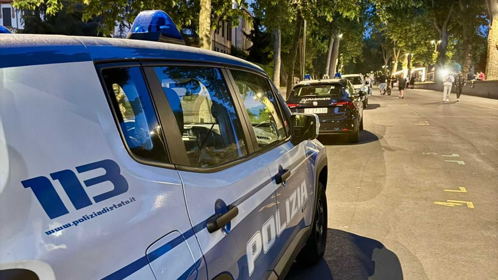 Un mezzo della polizia durante un controllo serale lungo il viale di Pubblico Passeggio
