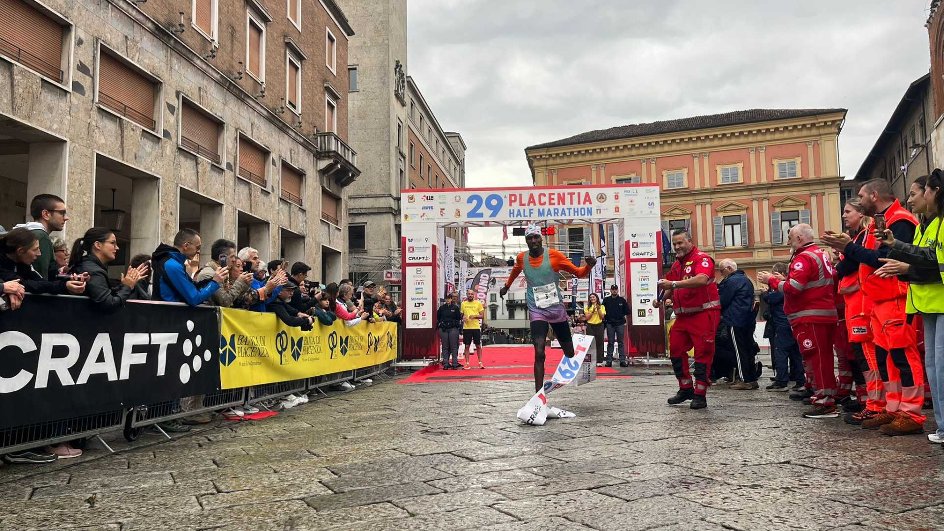 Placentia Half Marathon, vince il keniano Amon Kiptoo. Tania Molinari terza assoluta tra le donne