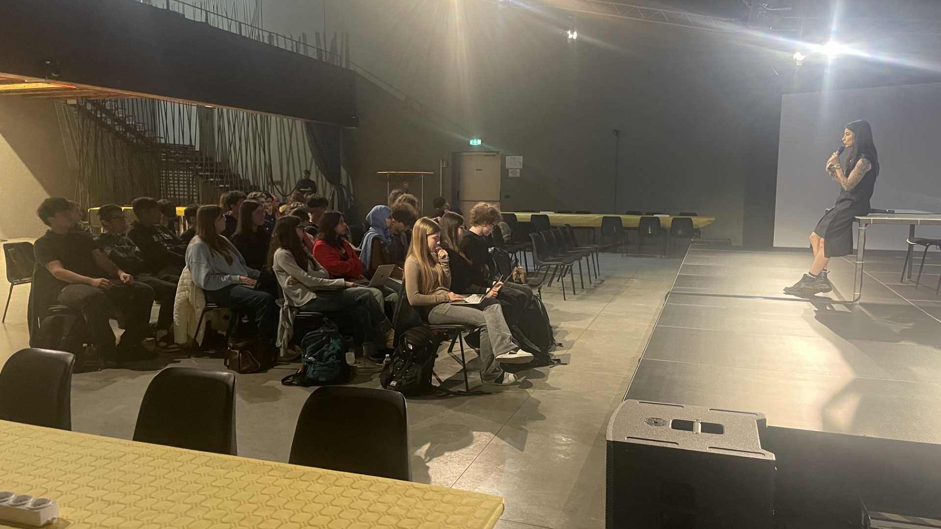 Rossella Pivanti accoglie gli studenti allo Spazio Rotative di Libertà