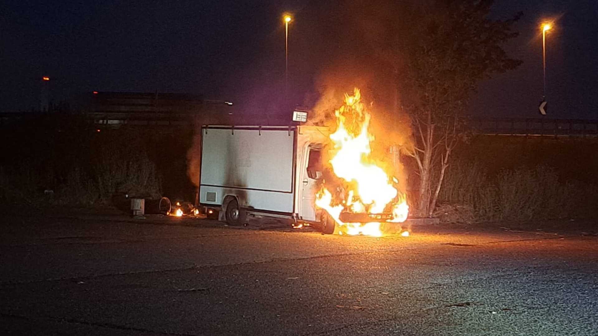 Furgone di street food fuori servizio prende fuoco