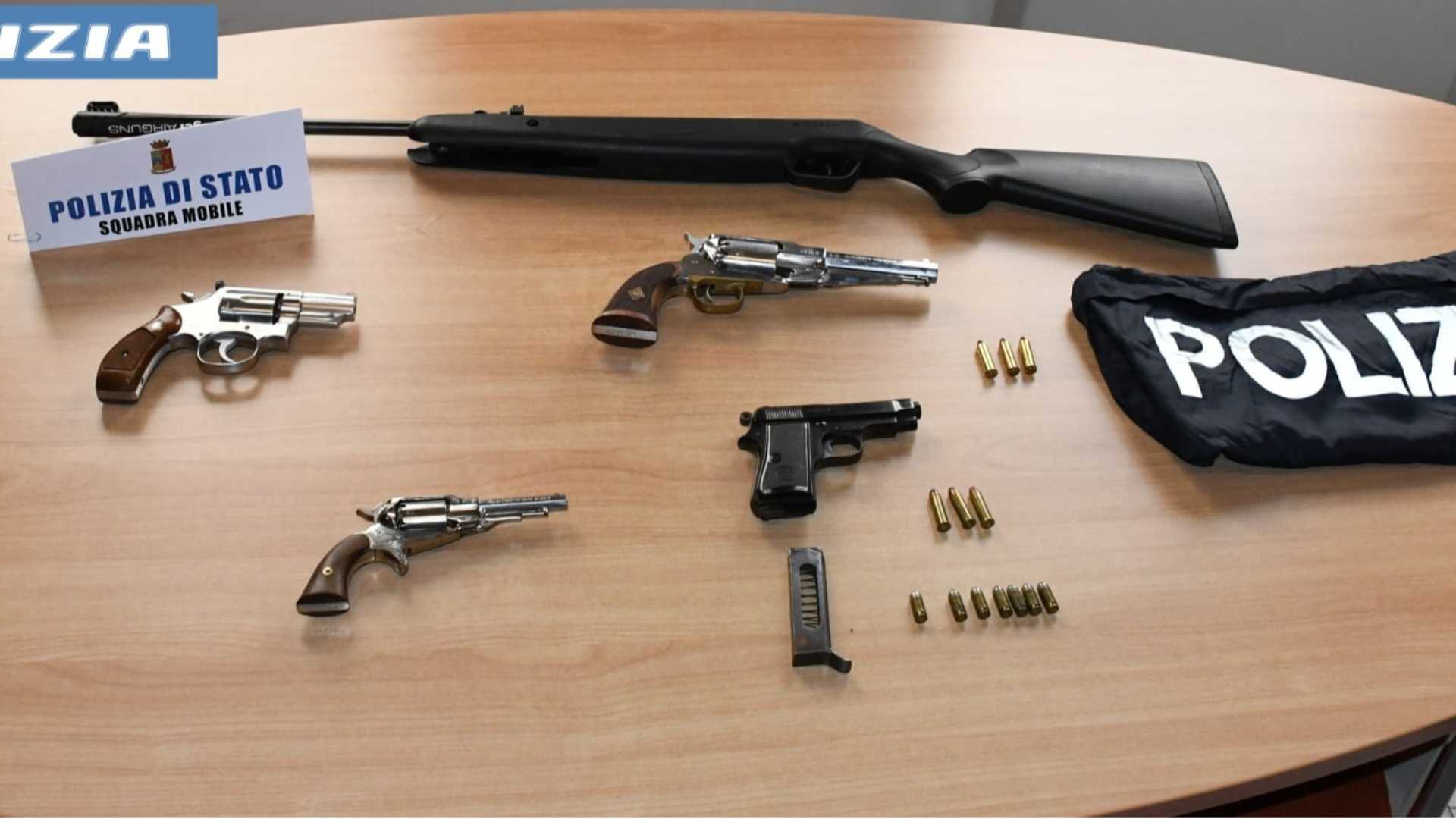Revolver, pistola e carabina: 50enne denunciato per detenzione illegale di armi