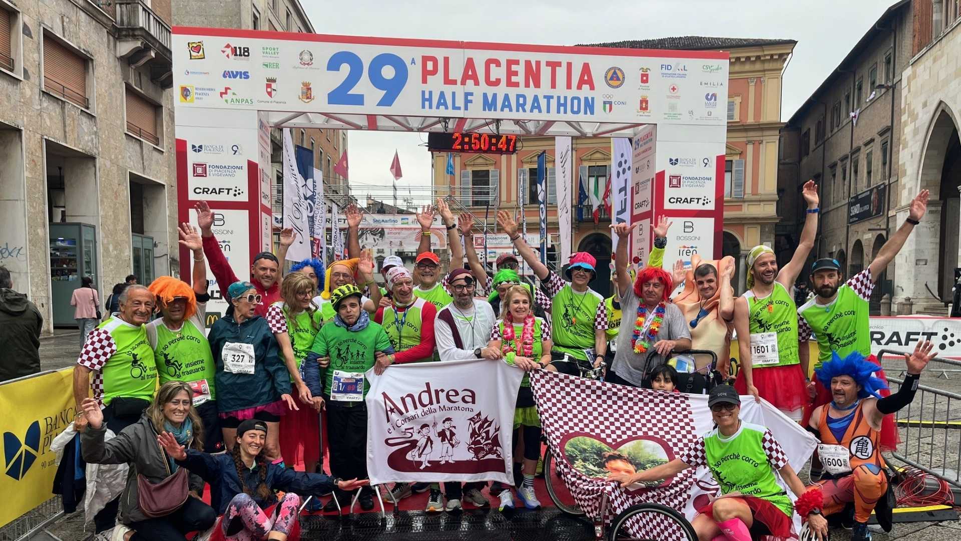 Andrea e i corsari della maratona all'arrivo in Piazza Cavalli- © Libertà/Marco Vincenti