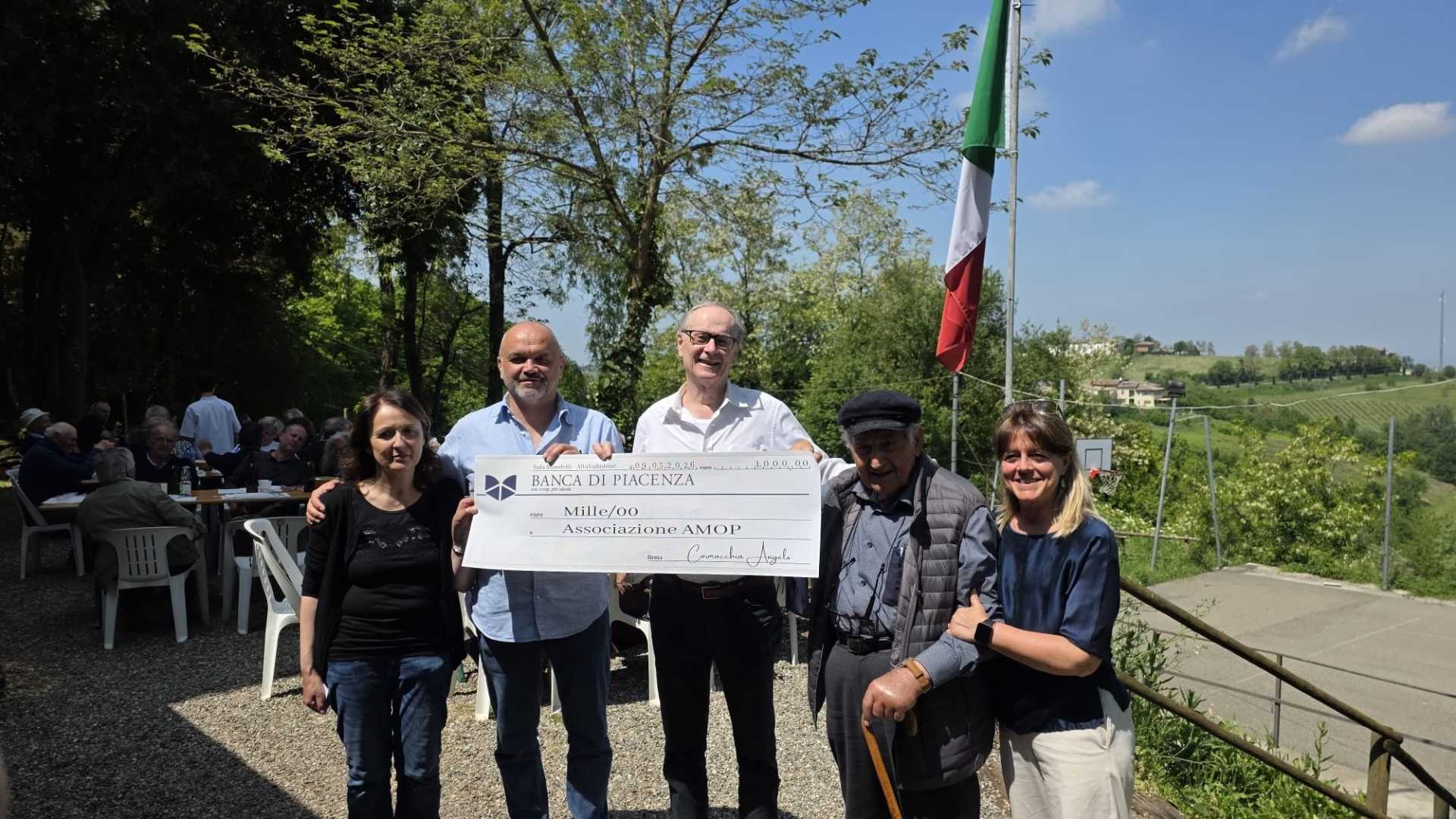 Compleanno e generosità: per i suoi 90 anno donazione ad Amop