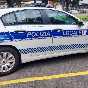 Case popolari, uomo minaccia agenti e prende a mazzate l'auto della polizia