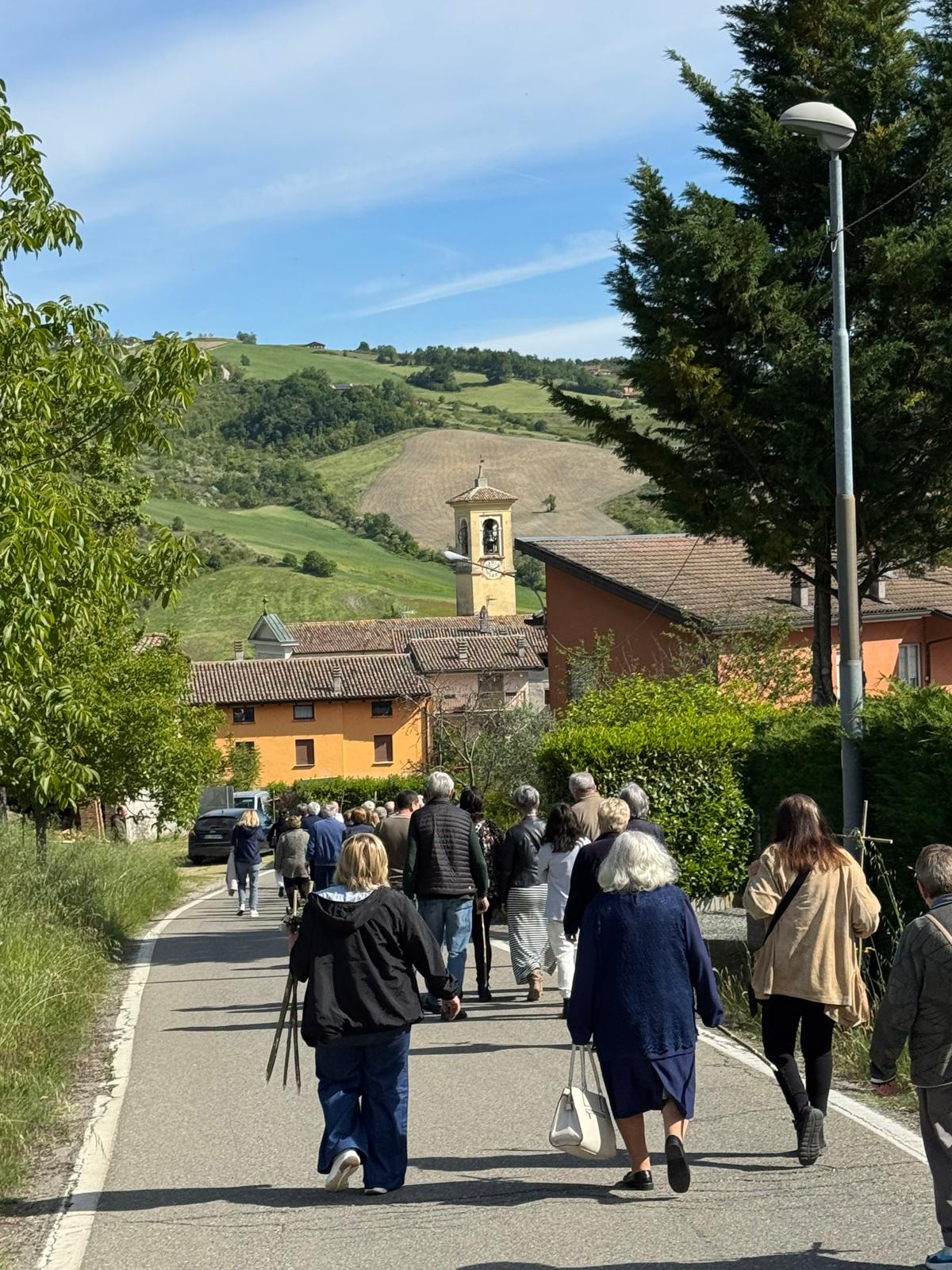 La processione verso la chiesa di Borla