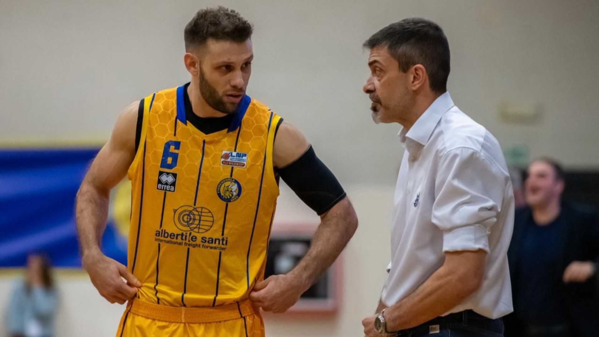 Coach Marco Del Re a colloquio con il capitano Riccardo Bottioni